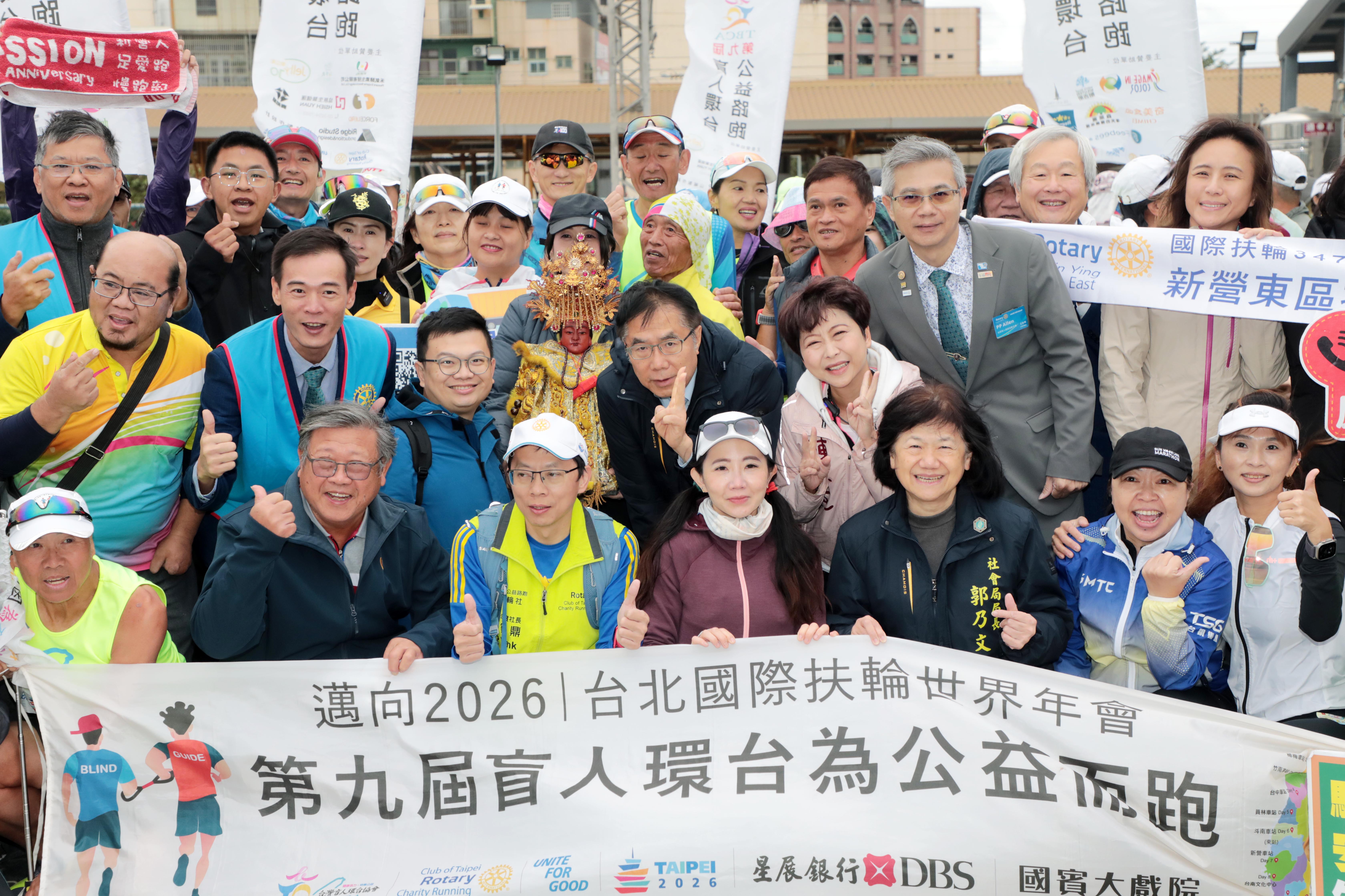 「盲人環台為公益而跑」台南清晨低溫中起跑　黃偉哲肯定「勇者」以熱情溫暖弱勢