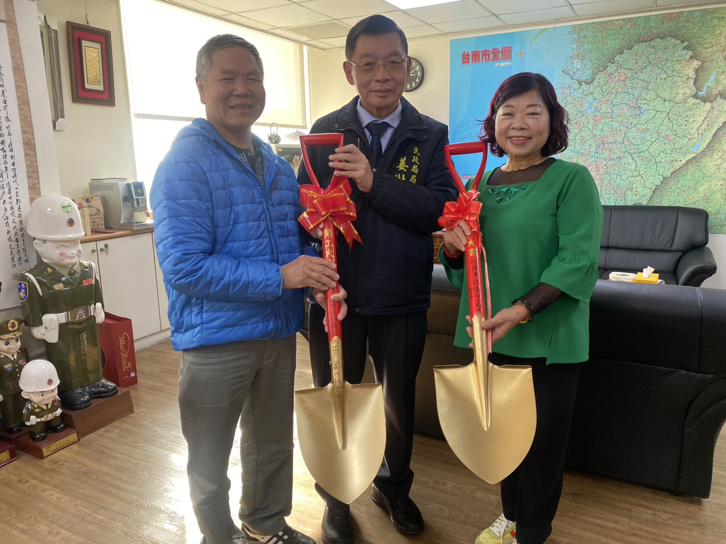 少子化時代求好孕　民政局局長親送「金鏟子」傳祝福