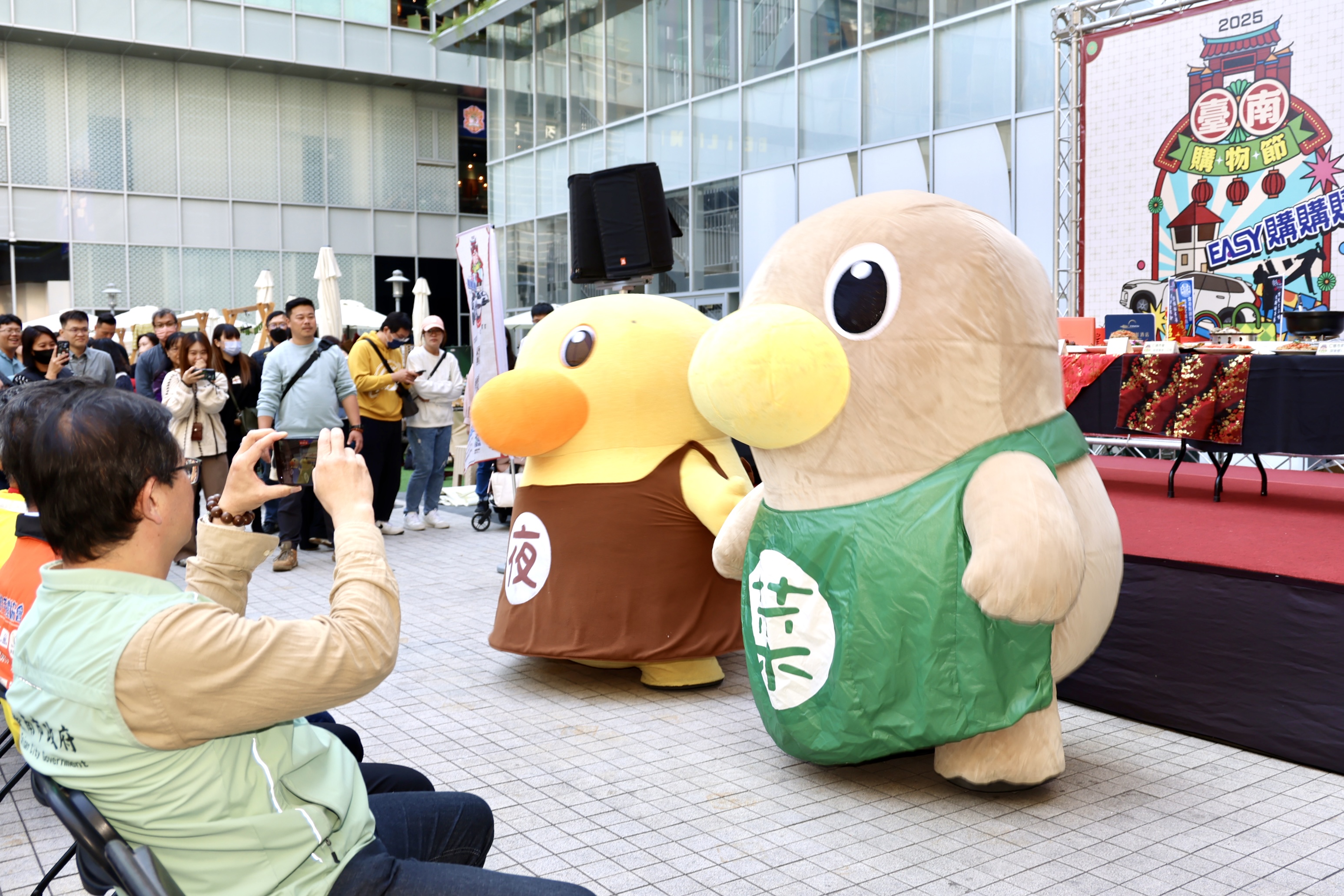 臺南購物節首場年菜主題日祭重賞 黃偉哲宣布加碼「2萬元加菜金」、力推在地年菜迎新春