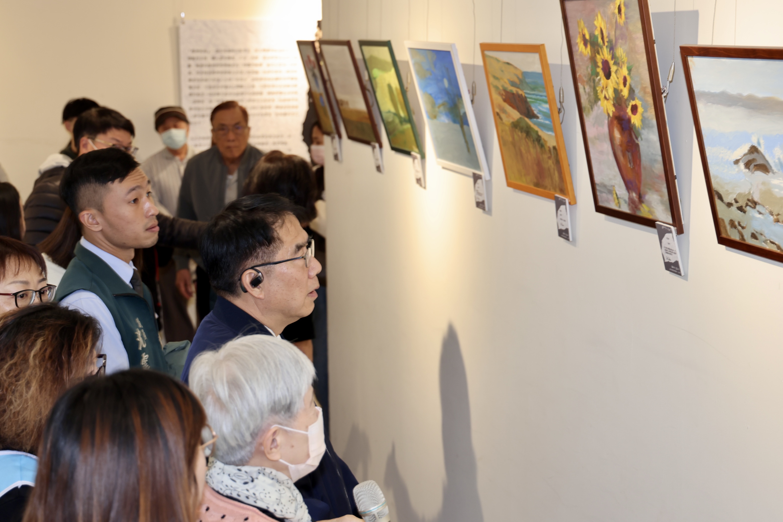 黃偉哲參觀知南會所藝術展 力挺精障者創作韌性 期盼社會共融零距離