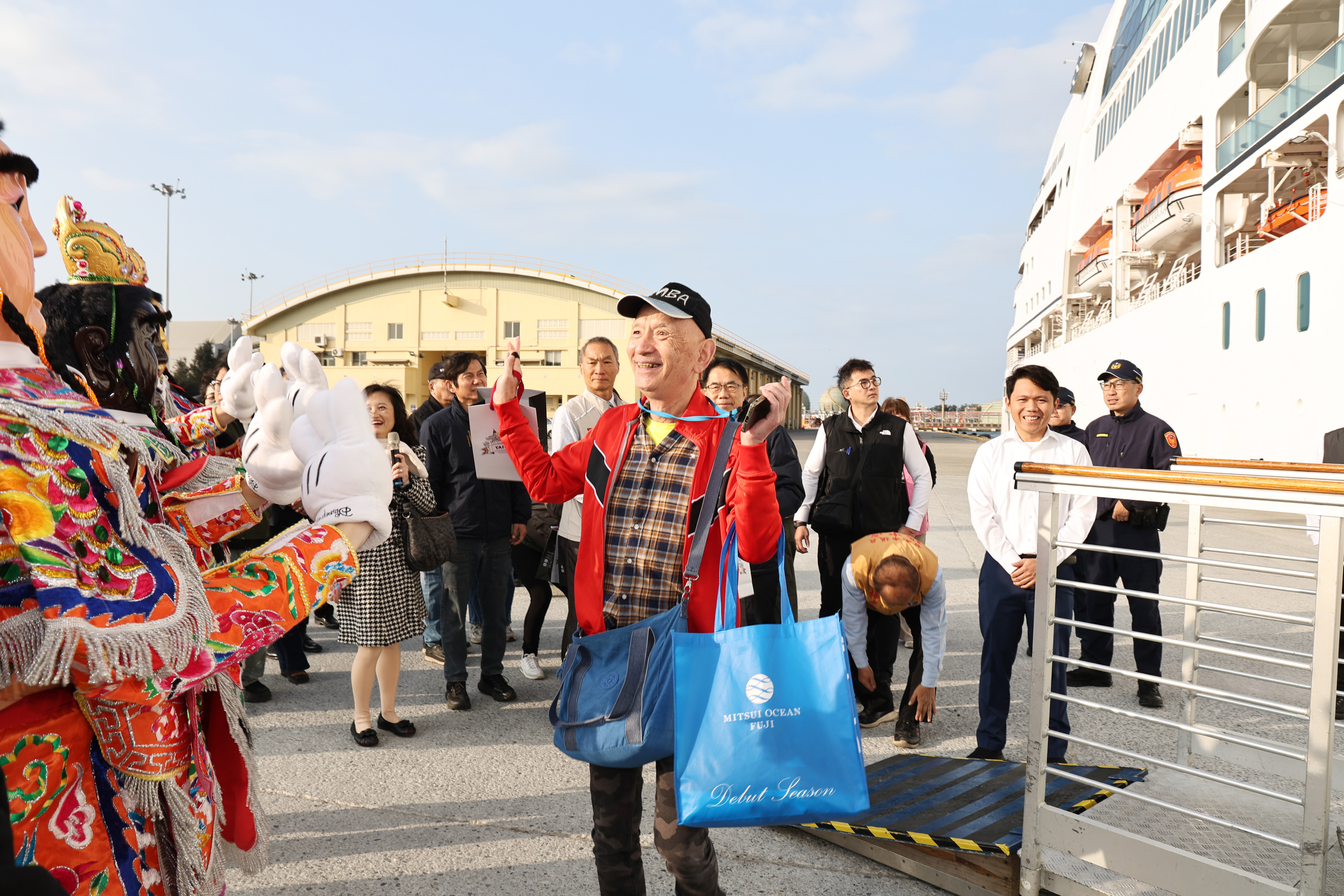 國際豪華觀光郵輪海洋富士號到訪安平港　黃偉哲親迎旅客贈禮推廣台南觀光