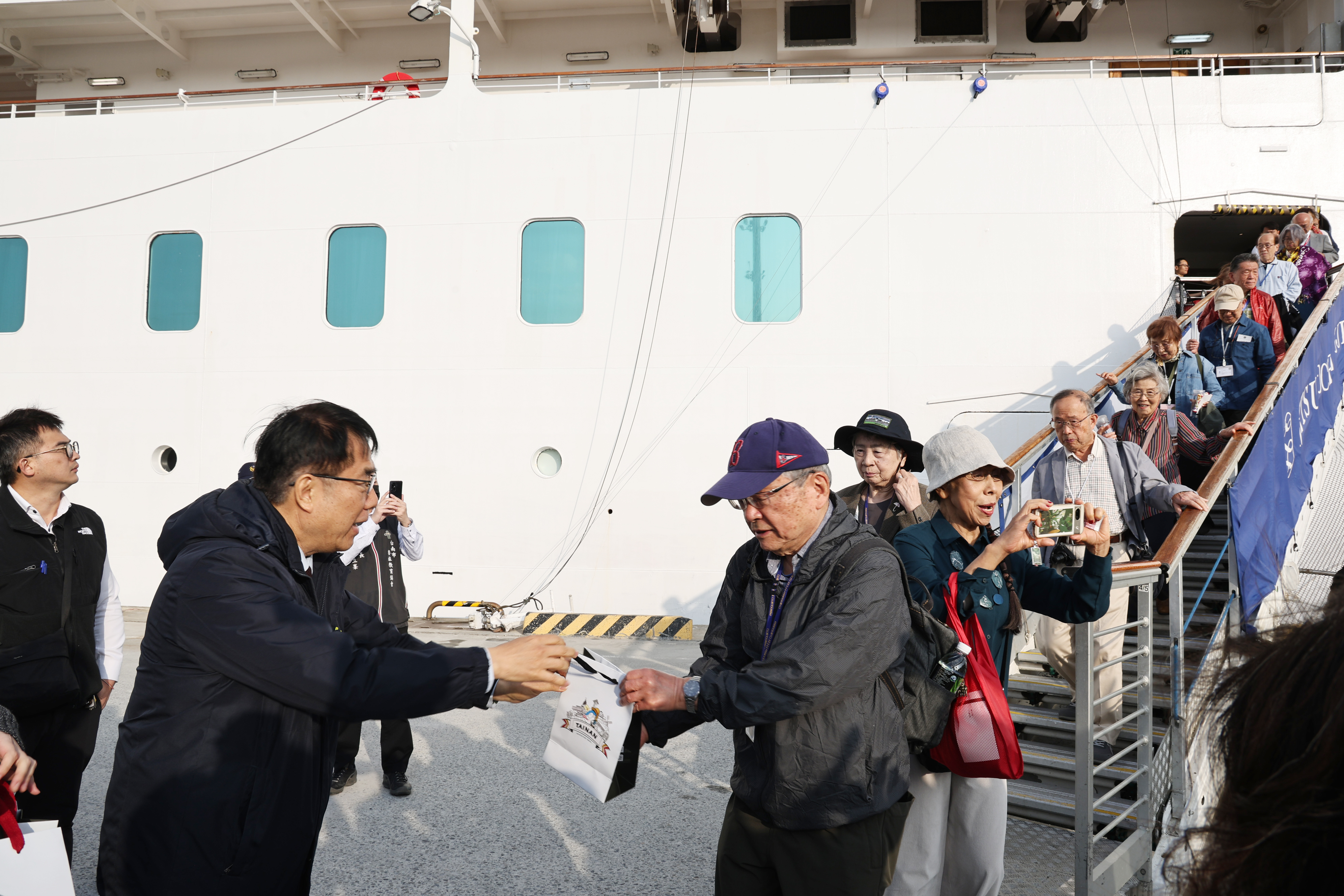 國際豪華觀光郵輪海洋富士號到訪安平港　黃偉哲親迎旅客贈禮推廣台南觀光