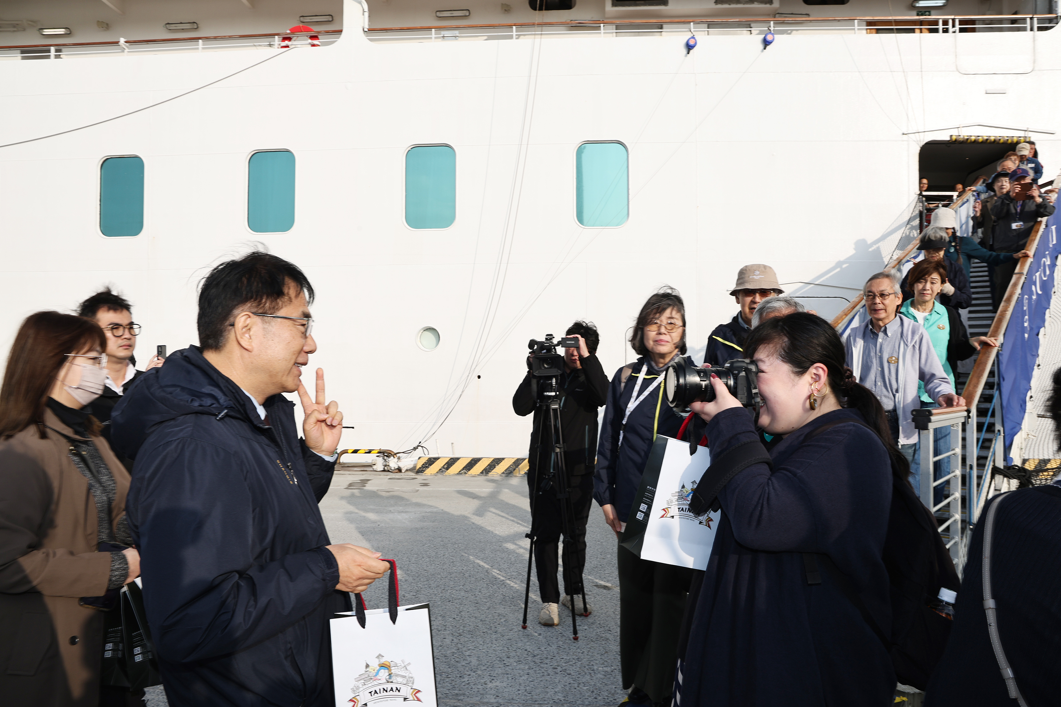 國際豪華觀光郵輪海洋富士號到訪安平港　黃偉哲親迎旅客贈禮推廣台南觀光