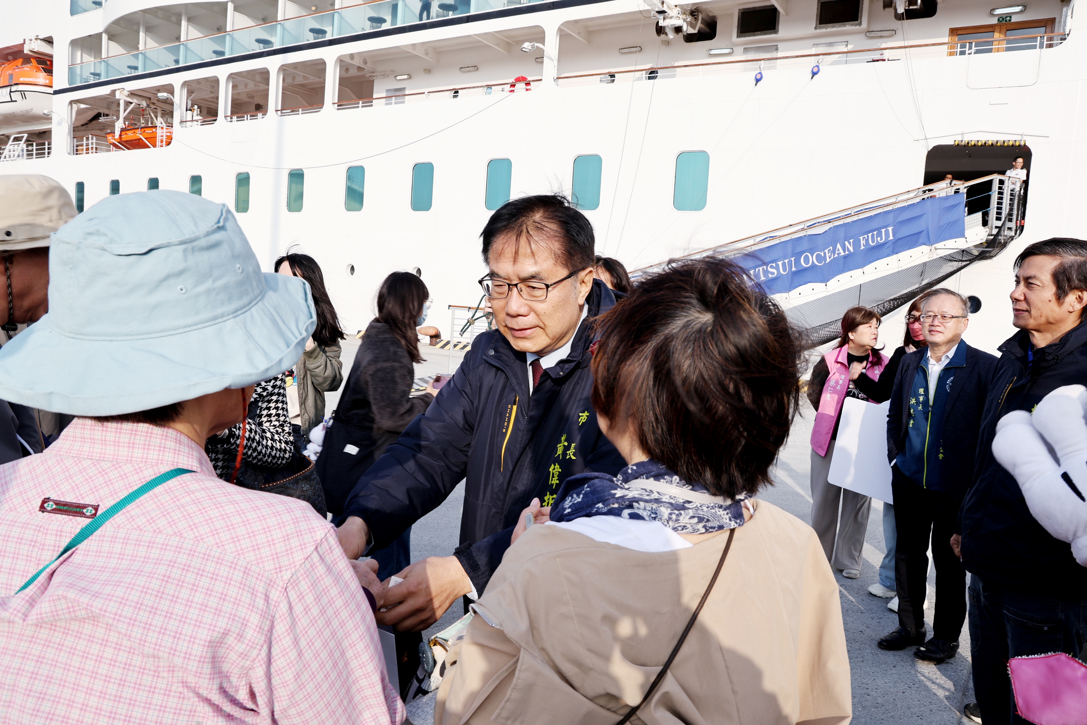 國際豪華觀光郵輪海洋富士號到訪安平港　黃偉哲親迎旅客贈禮推廣台南觀光