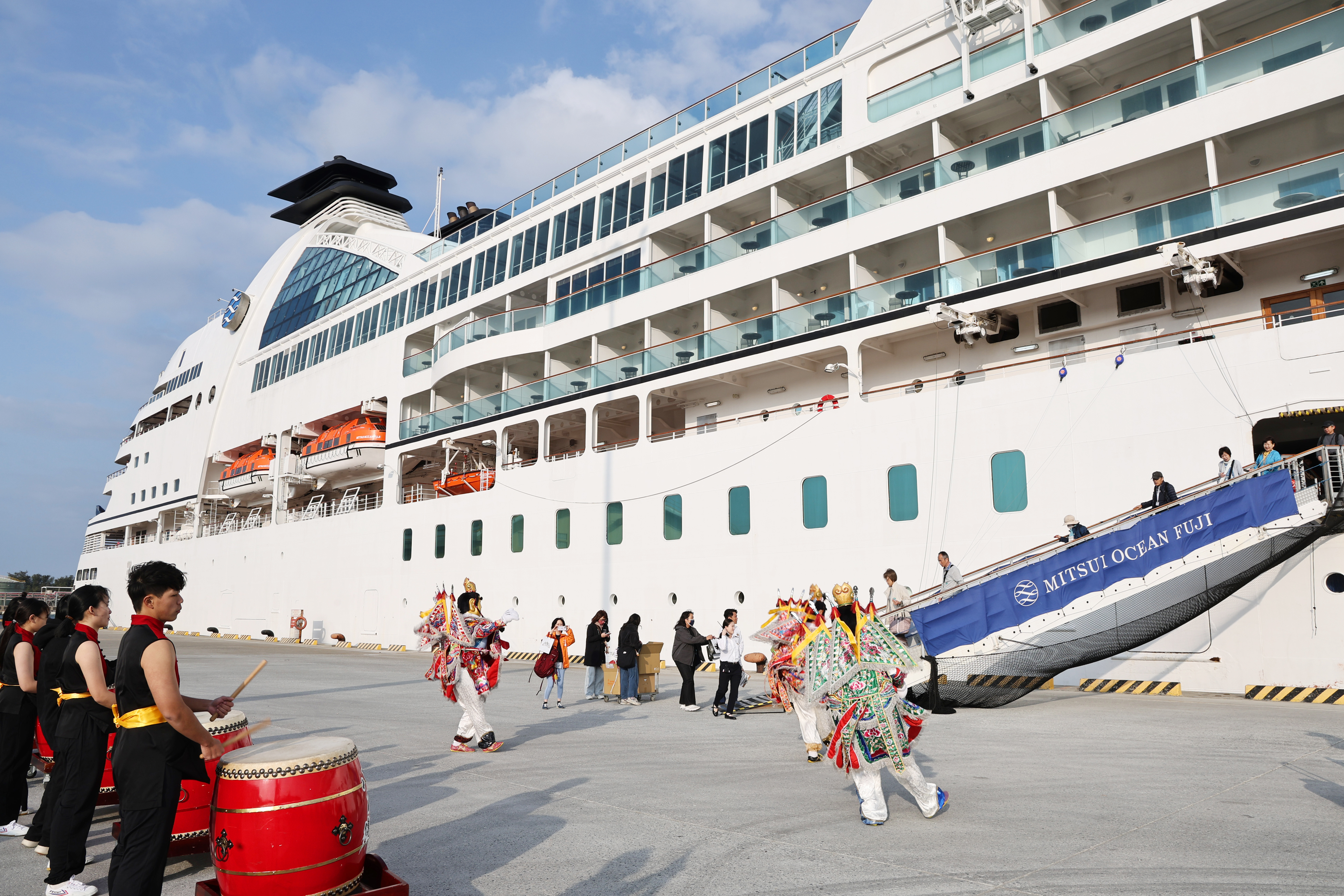 國際豪華觀光郵輪海洋富士號到訪安平港　黃偉哲親迎旅客贈禮推廣台南觀光