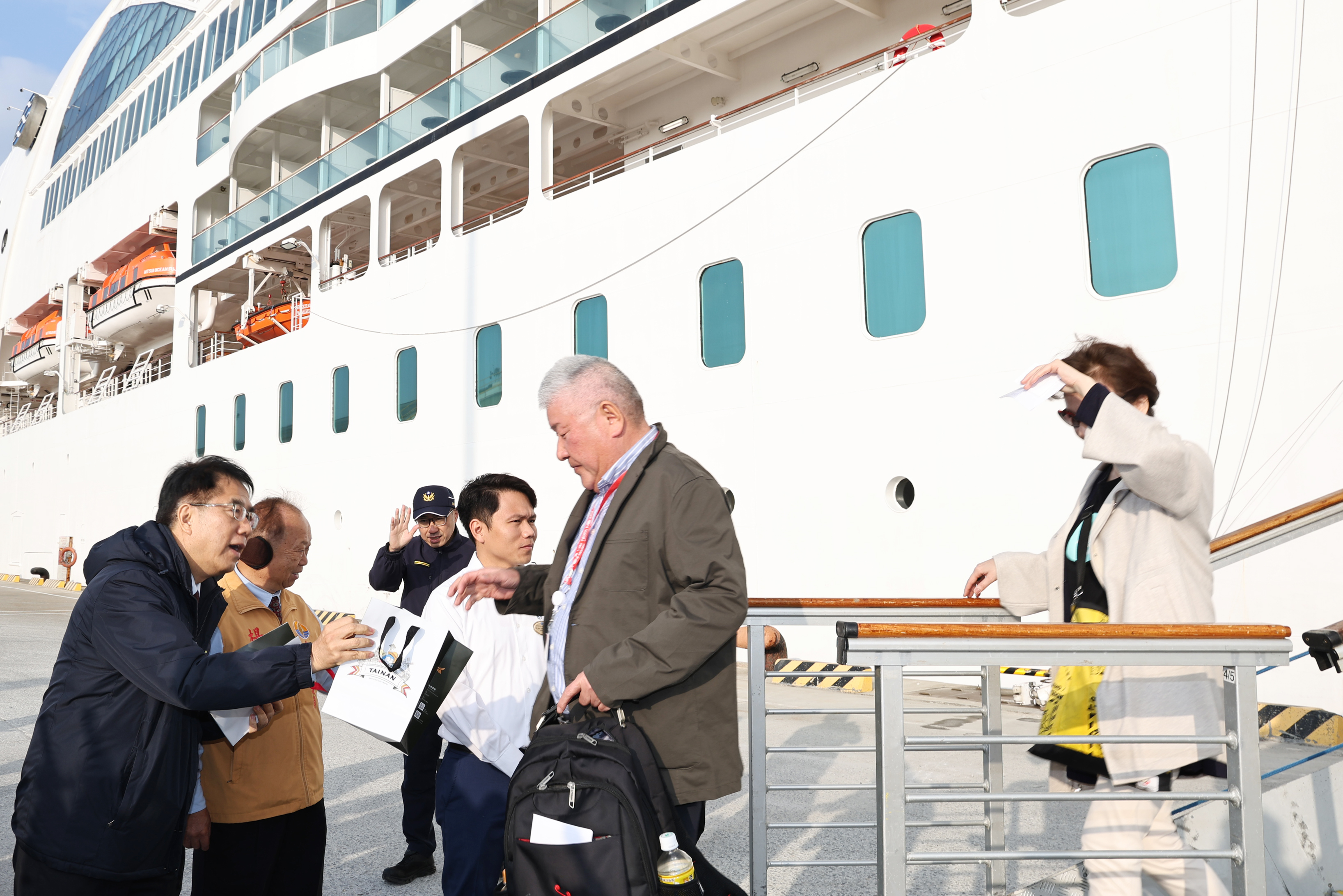 國際豪華觀光郵輪海洋富士號到訪安平港　黃偉哲親迎旅客贈禮推廣台南觀光