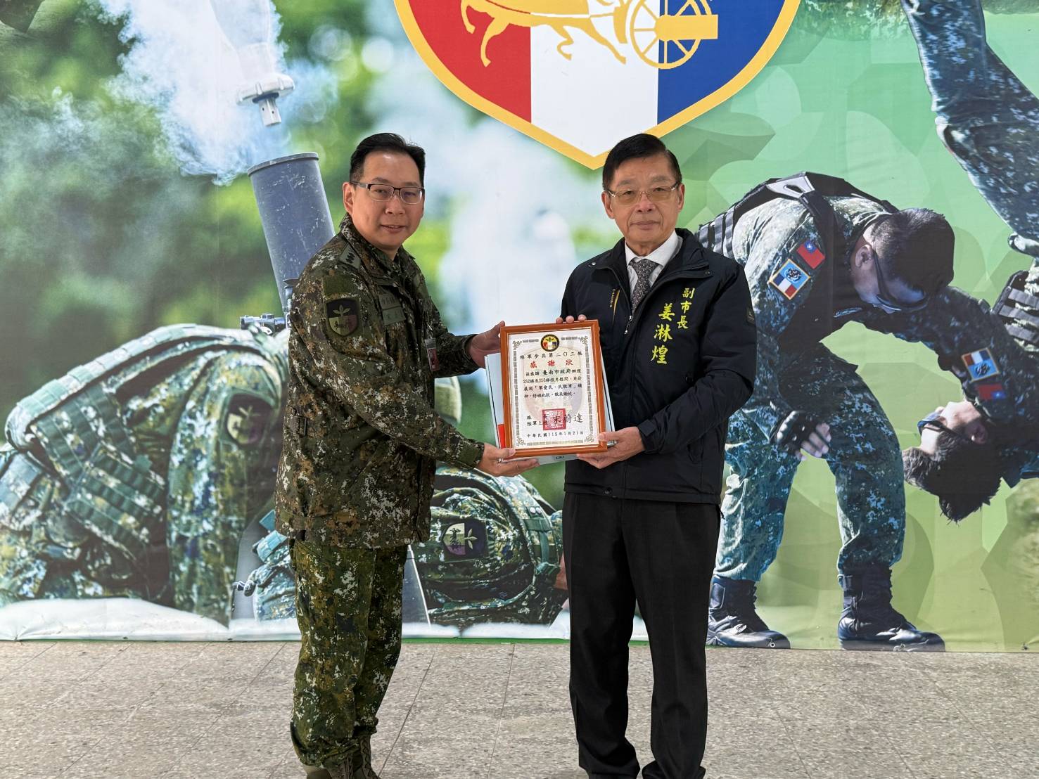 臺南市副市長姜淋煌慰問新訓役男　致贈慰勞品祝賀佳節