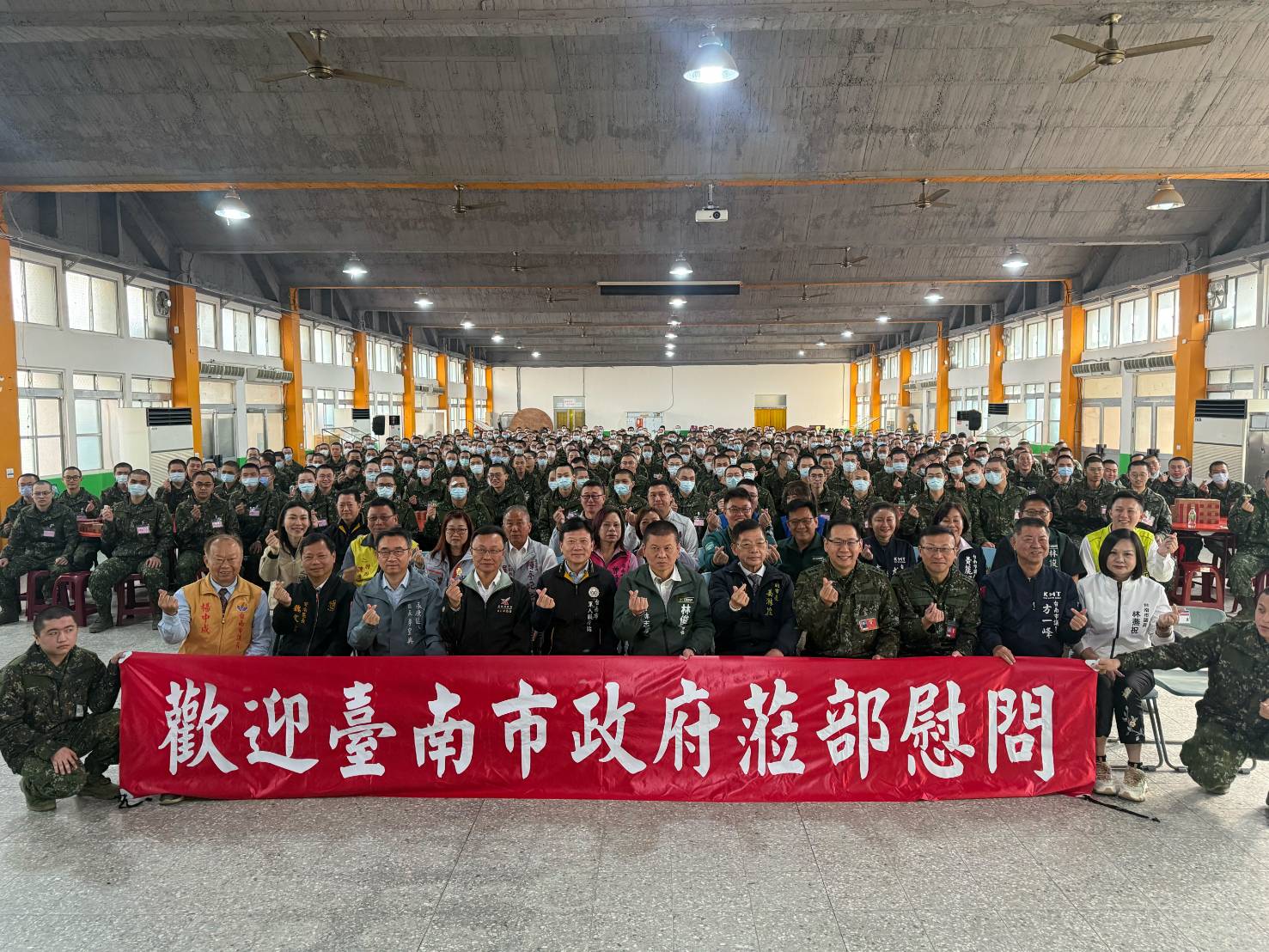 台南副市長姜淋煌慰問新訓役男，送暖心佳節禮