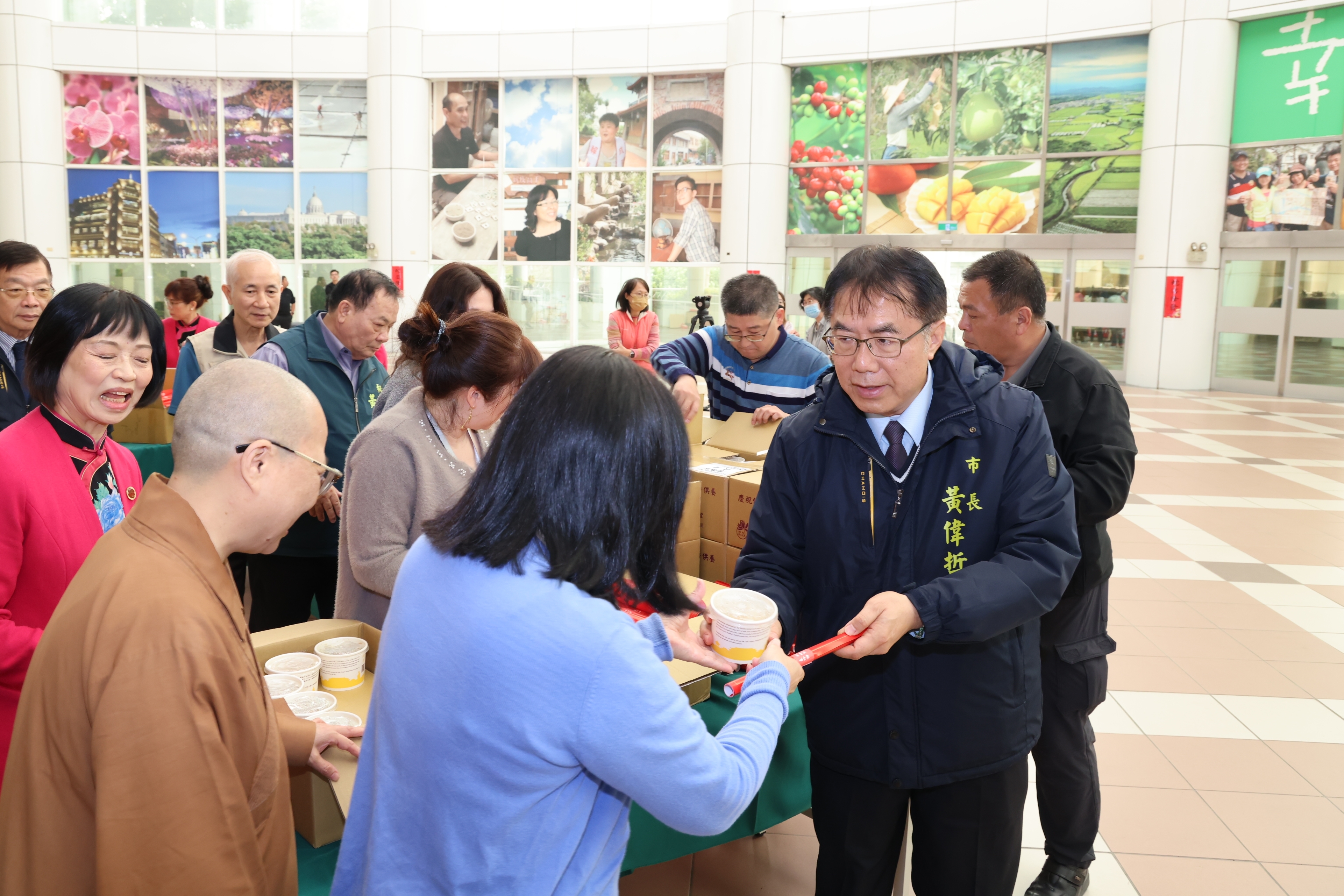 台南南台別院送暖心臘八粥1萬份 黃偉哲感謝回贈蘭花助弱勢