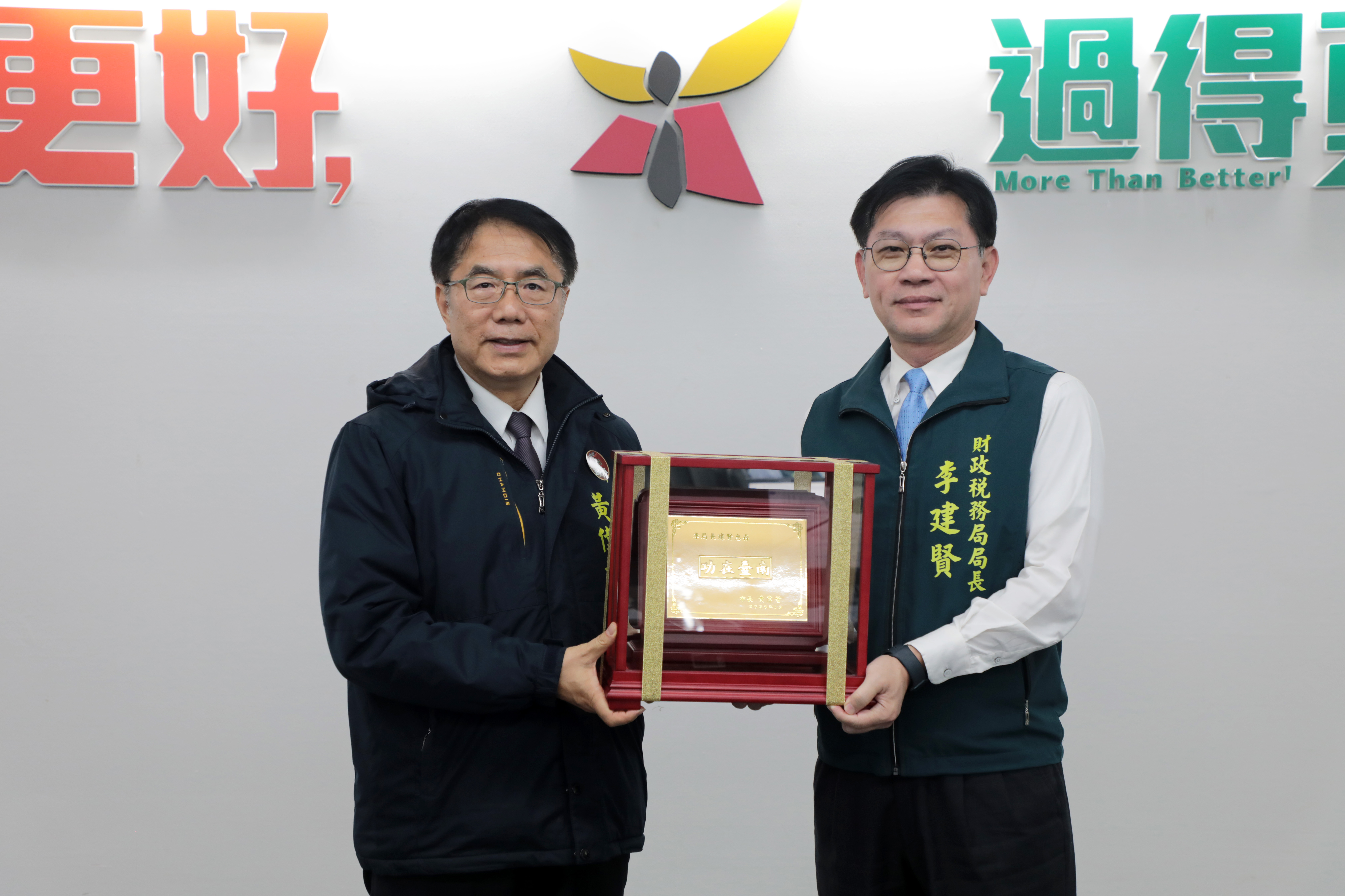 財稅局長李建賢辭任 黃偉哲市長頒贈感謝紀念牌