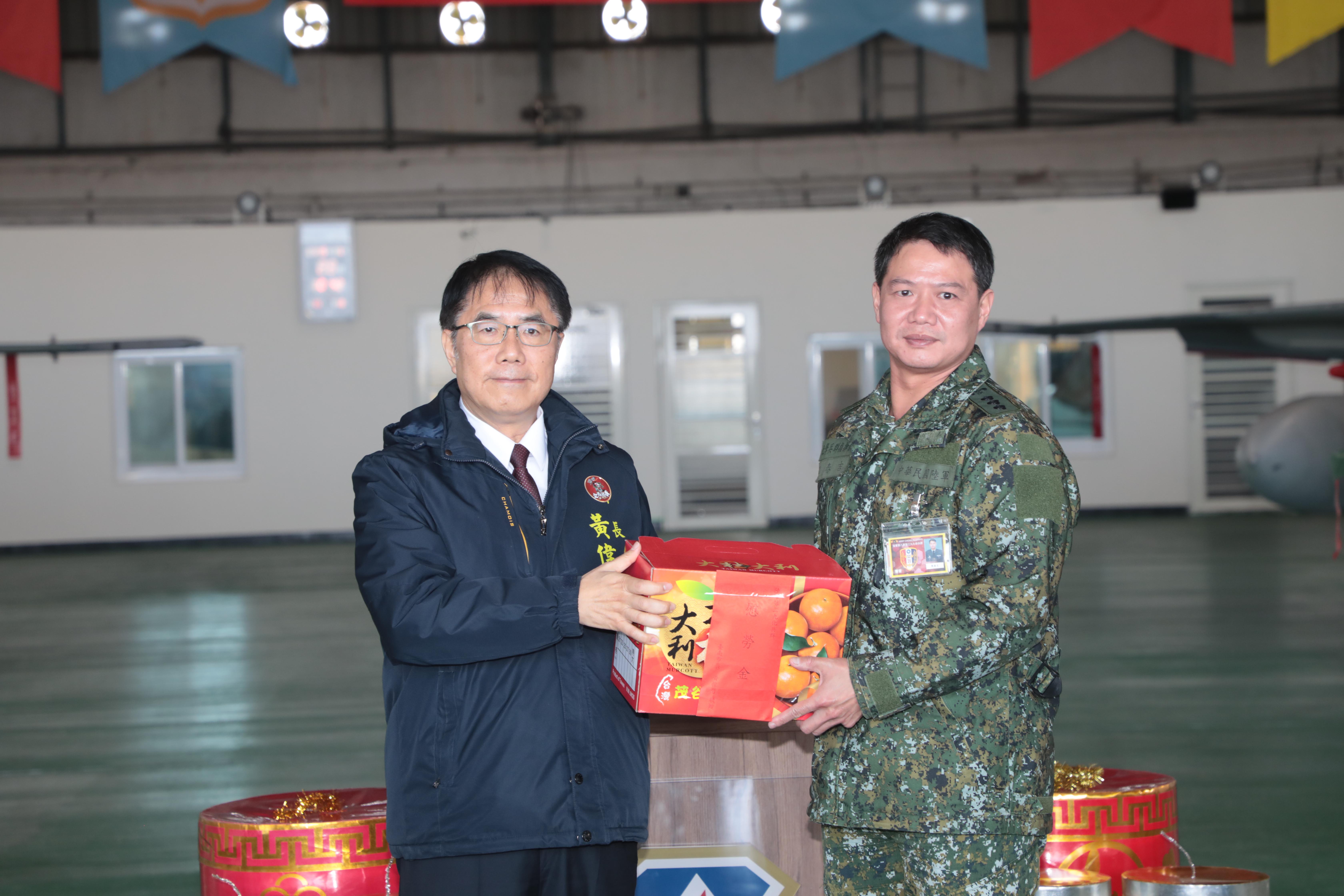 春節將屆黃偉哲赴空軍一聯隊致贈加菜金 感謝國軍堅守崗位守護台灣安全