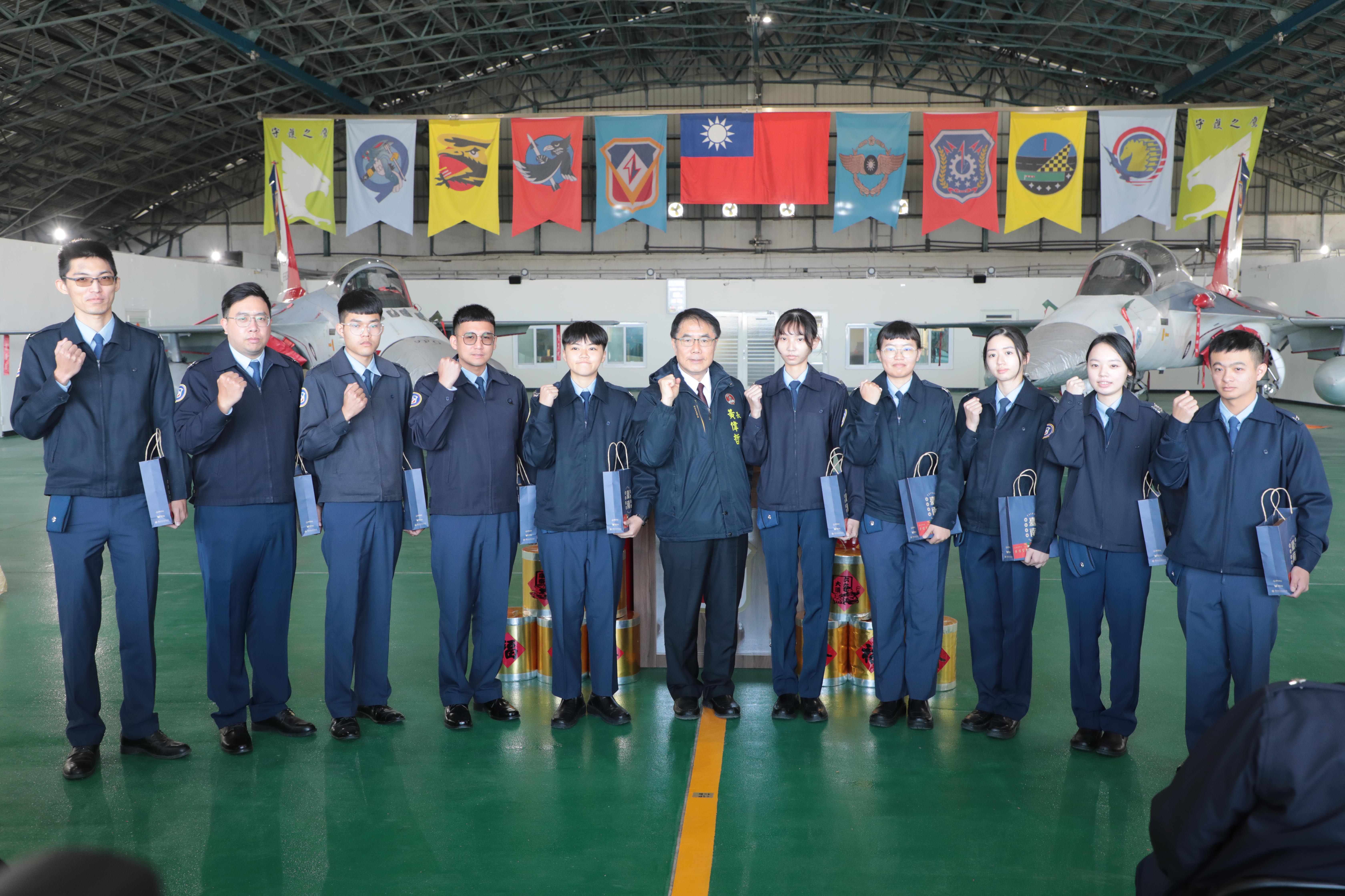 春節將屆黃偉哲赴空軍一聯隊致贈加菜金 感謝國軍堅守崗位守護台灣安全