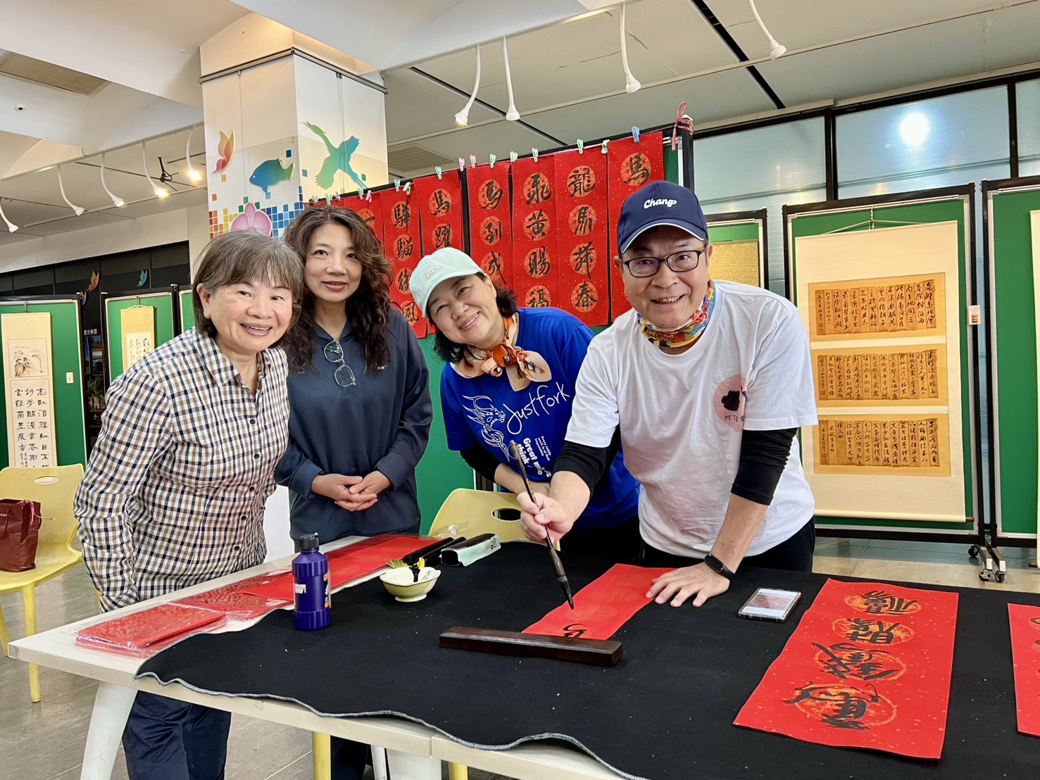 張進丁老師馬年寫春聯贈春聯暨墨香茶席活動 老師揮毫小春聯、指導春聯便利貼
