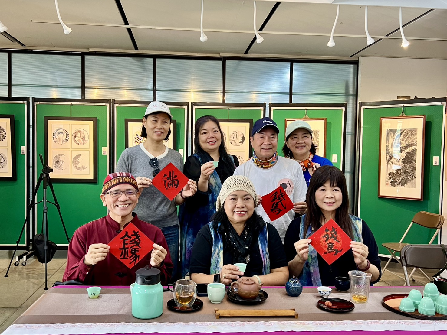 張進丁老師馬年寫春聯贈春聯暨墨香茶席活動 老師揮毫小春聯、指導春聯便利貼