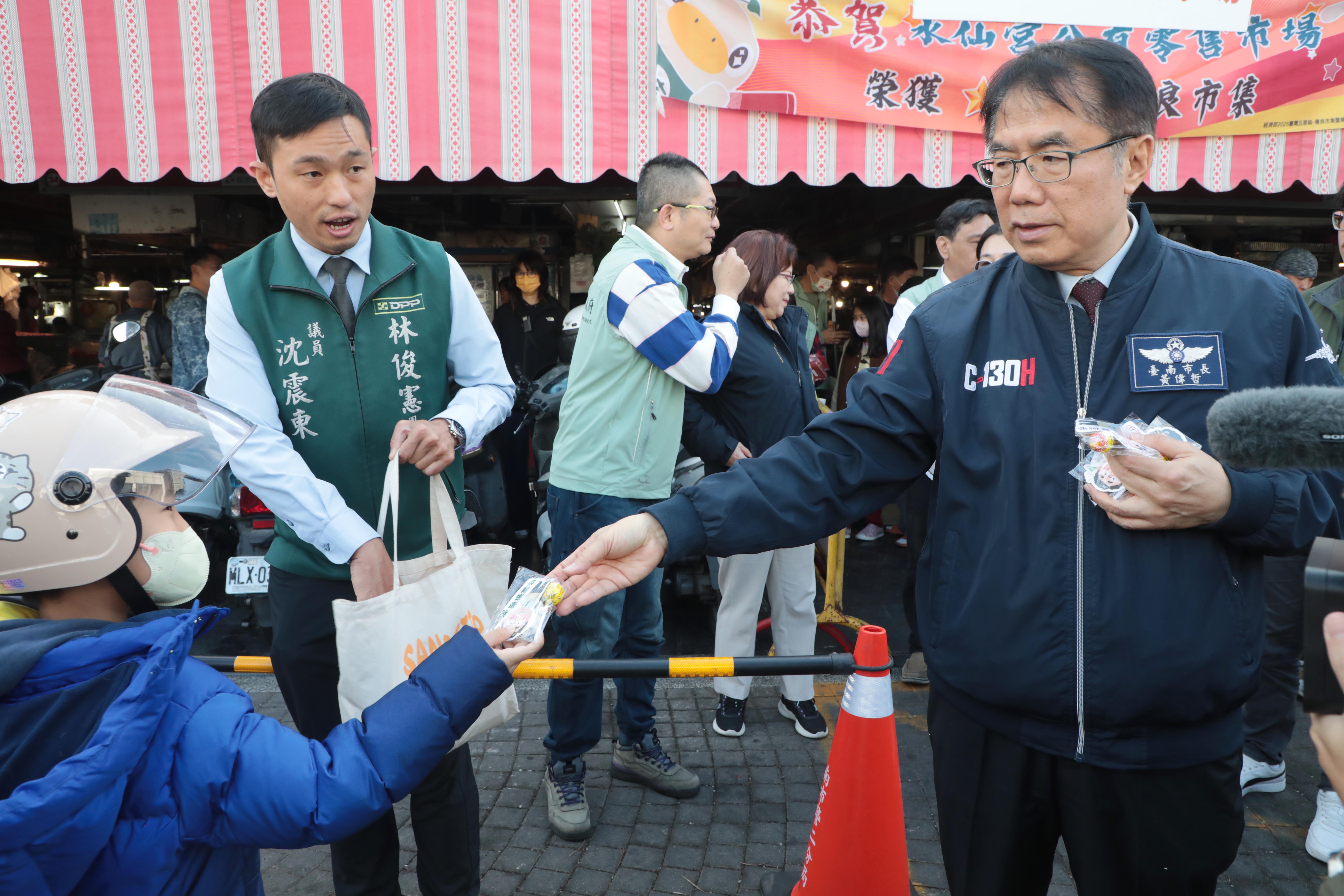 台南水仙宮市場馬年迎春市場券大方送  黃偉哲邀民眾新春辦年貨好運帶回家
