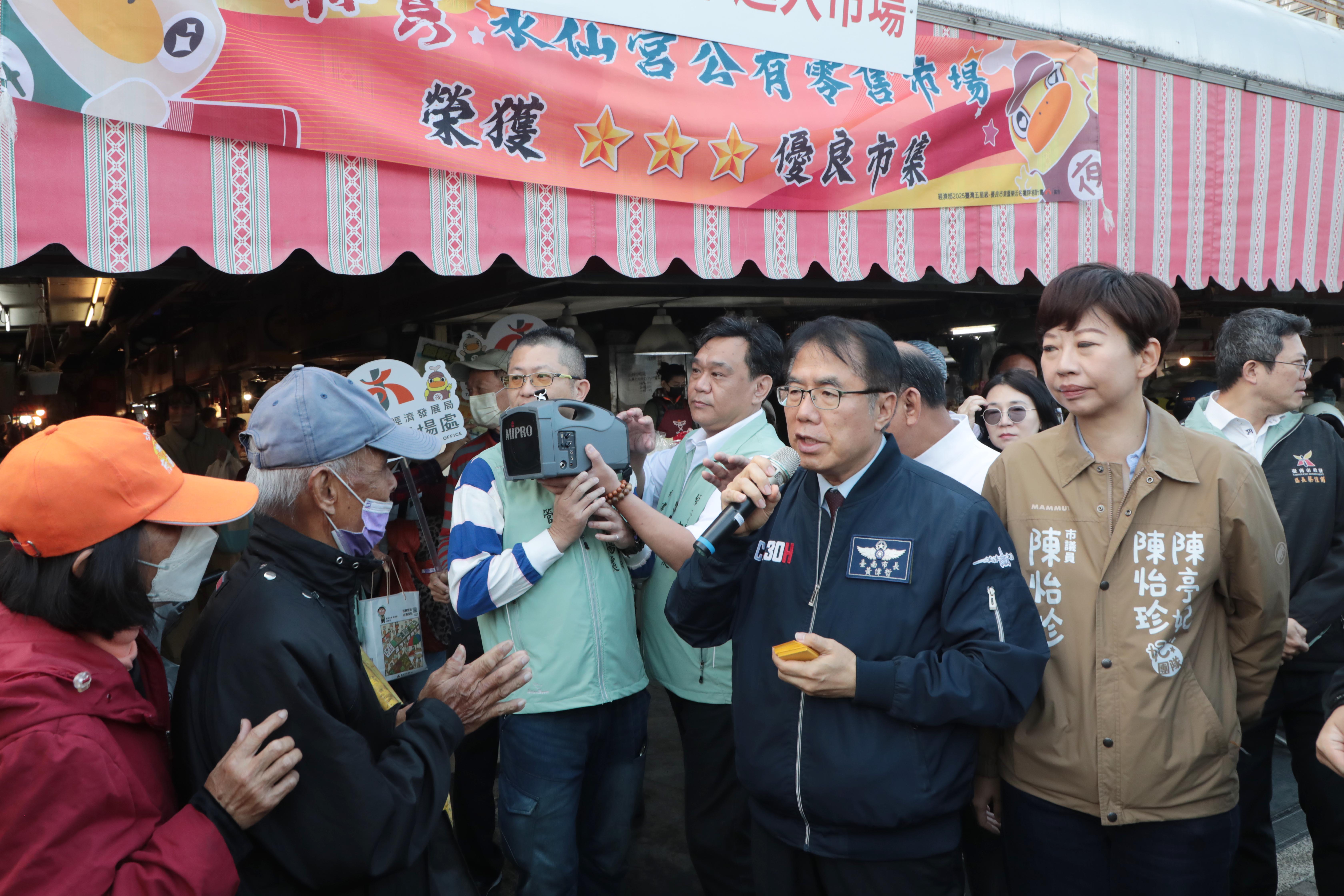 台南水仙宮市場年貨大街！黃偉哲送券，新春好運帶回家！