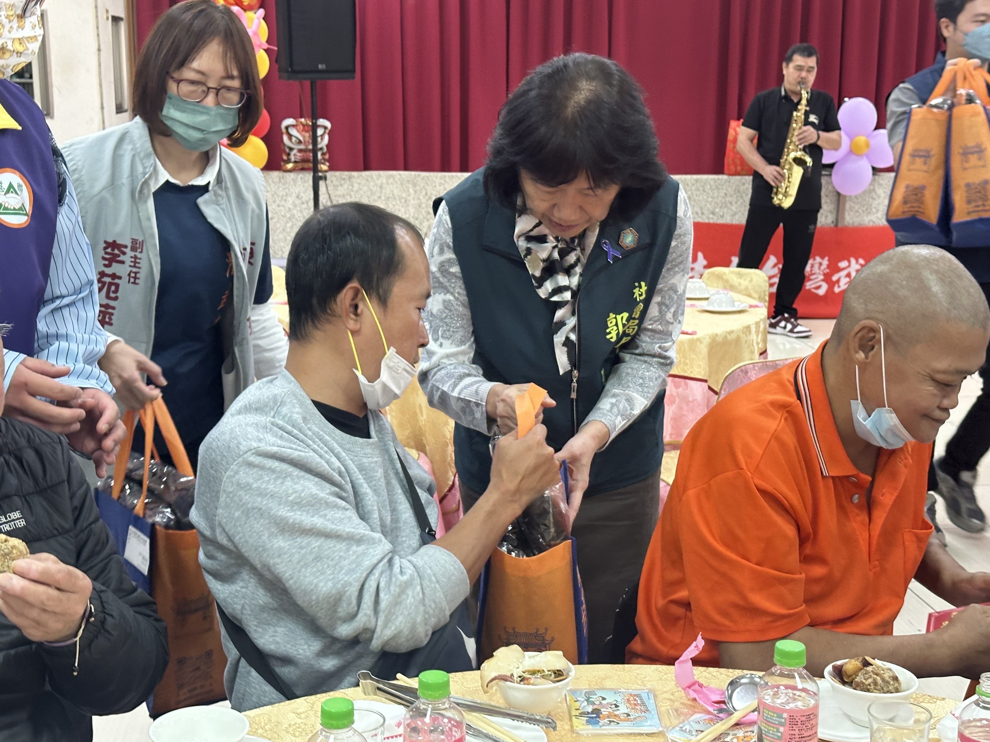 黃偉哲感謝公私單位協力送暖 街友圍爐提前感受年節氣氛