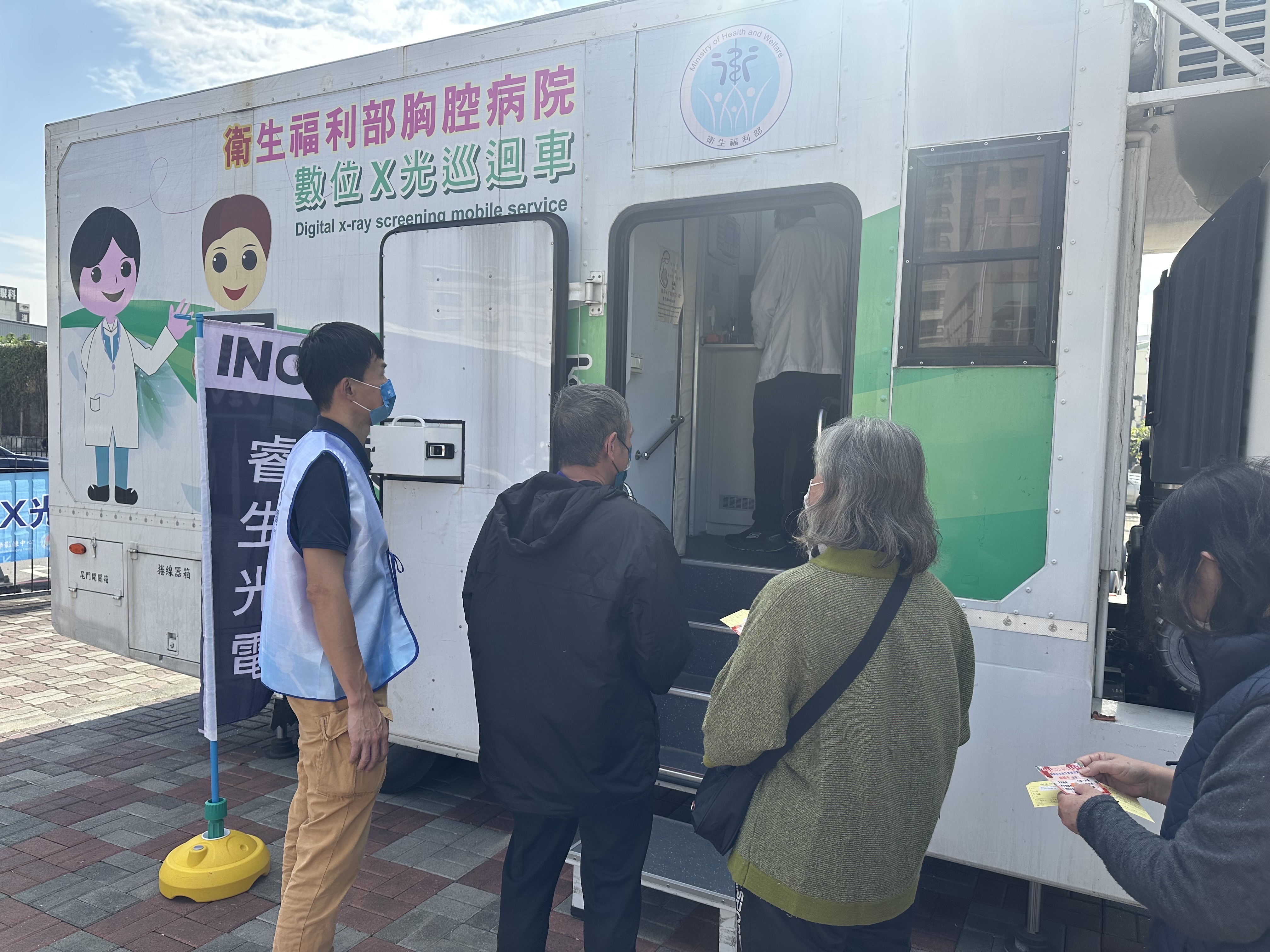 黃偉哲感謝公私單位協力送暖 街友圍爐提前感受年節氣氛