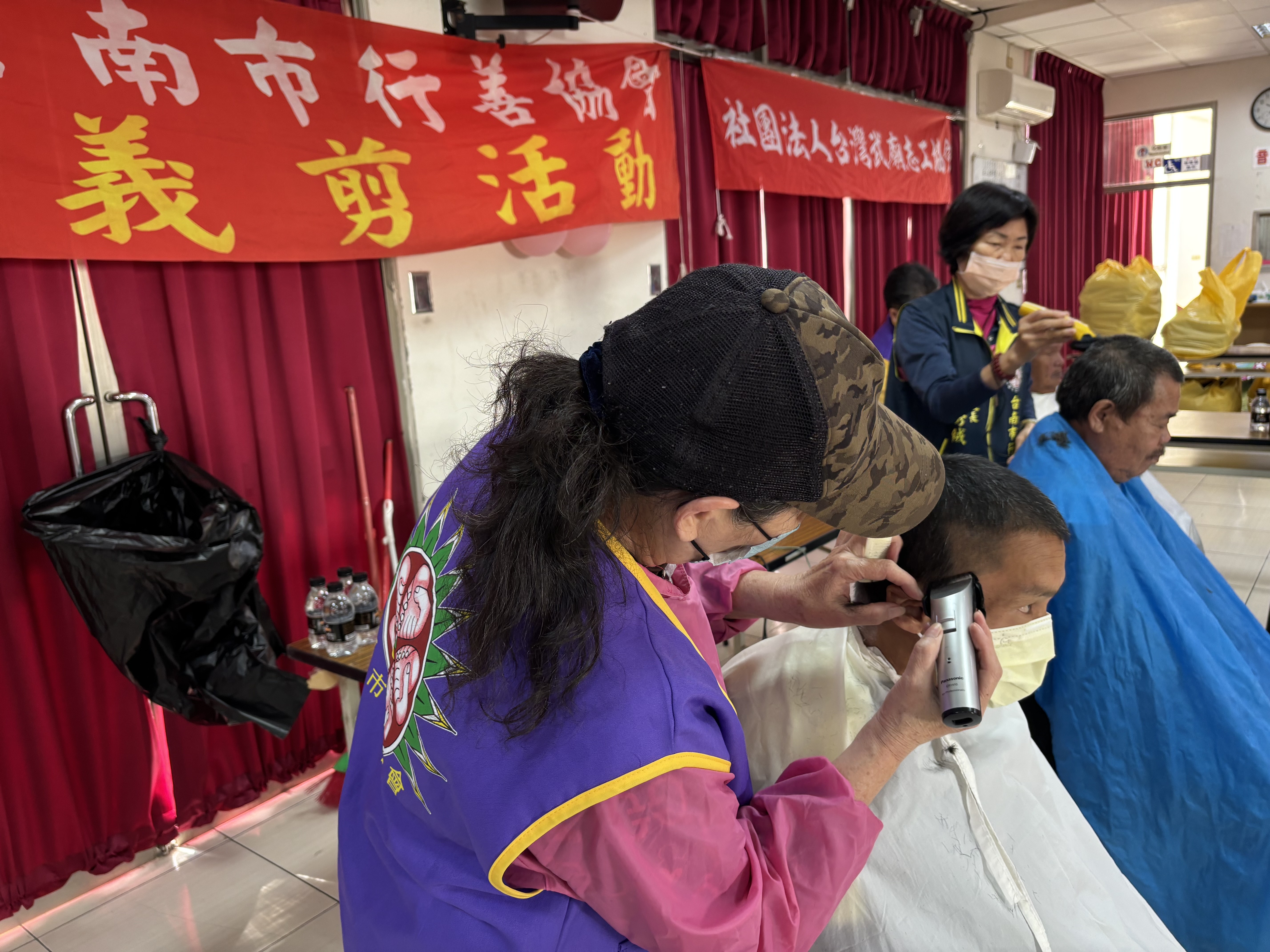 黃偉哲感謝公私單位協力送暖 街友圍爐提前感受年節氣氛