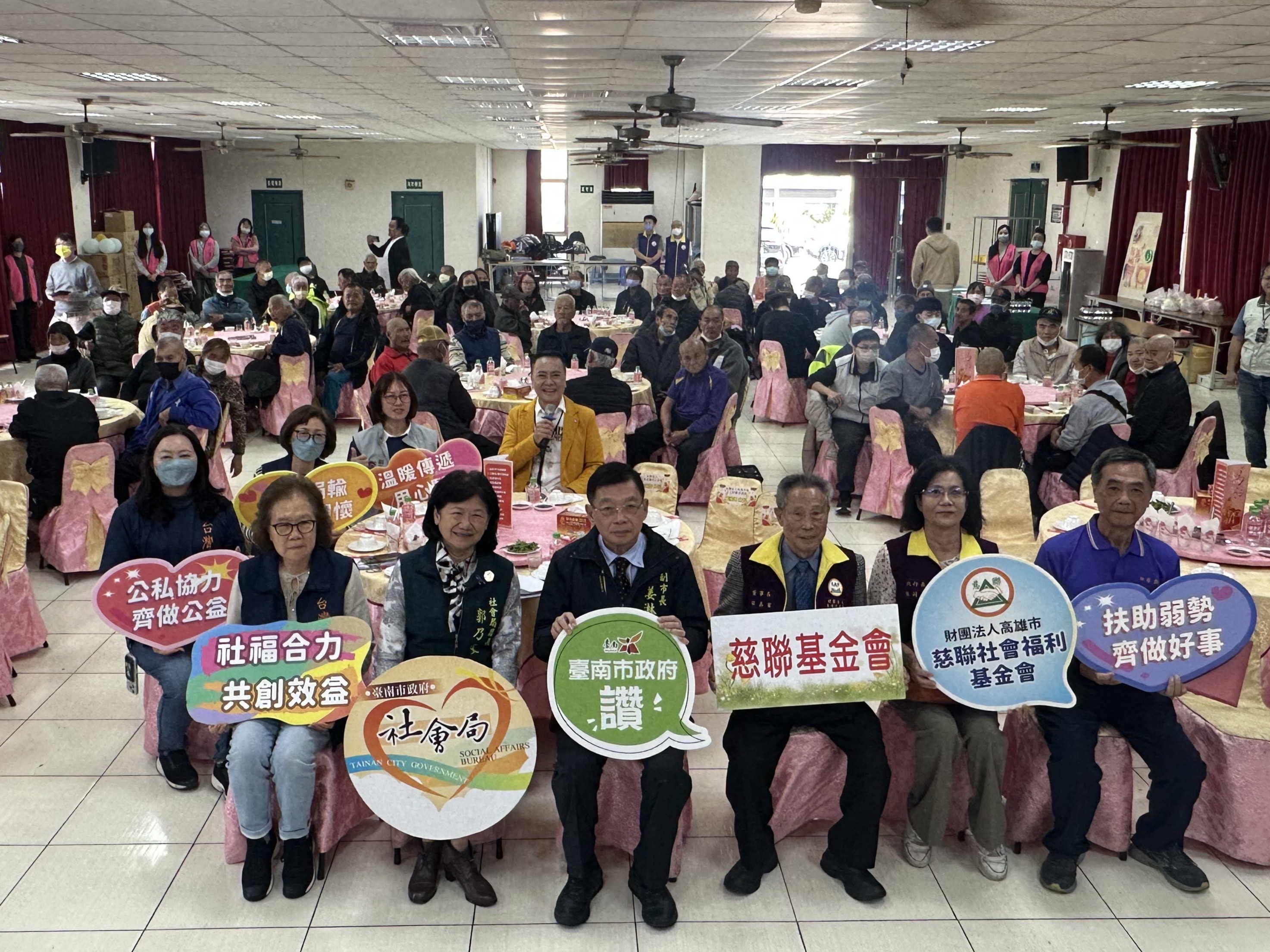 台南街友圍爐溫馨過年！黃偉哲感謝各界協力，提前感受年節歡樂。