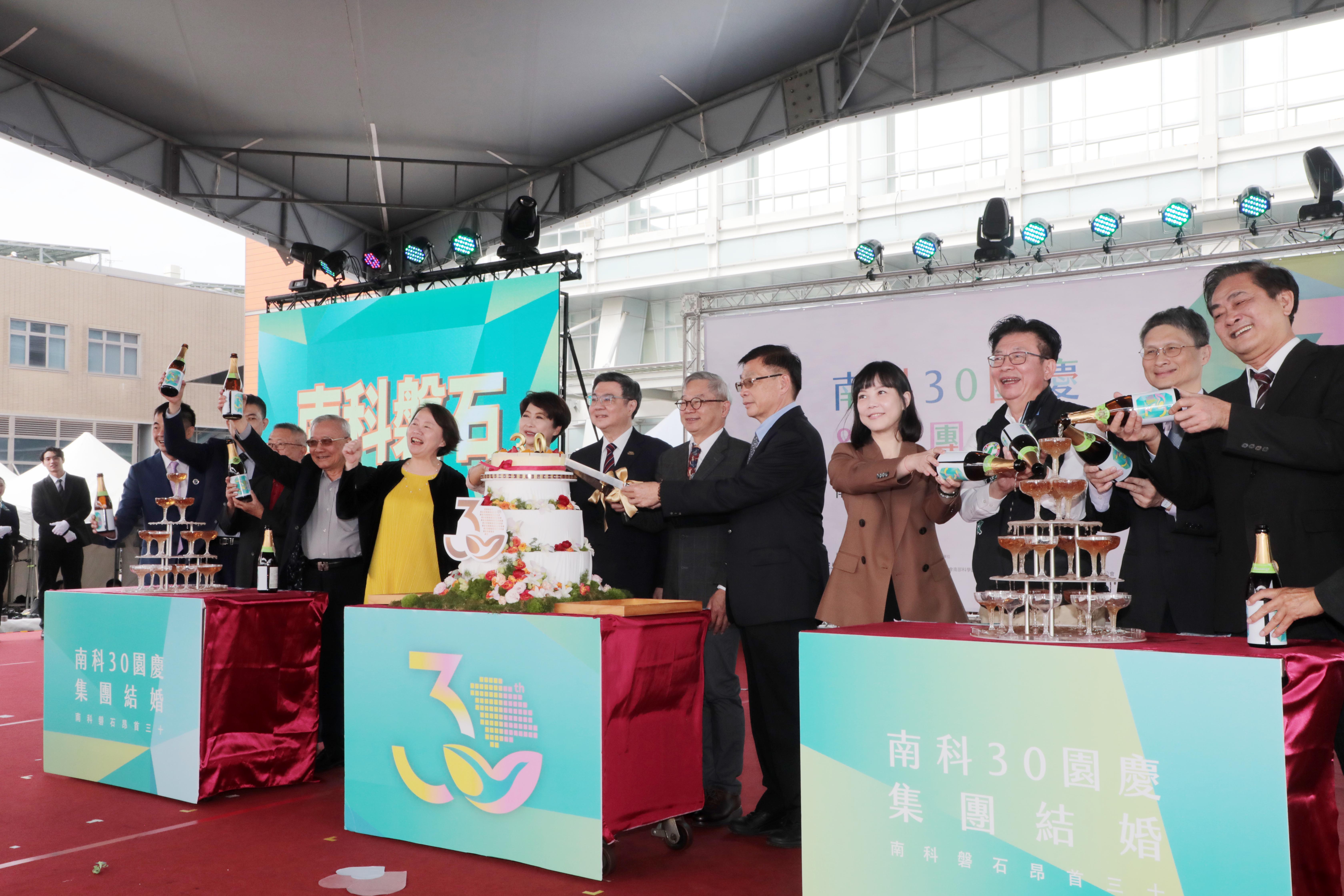 南科磐石昂首三十 黃偉哲肯定南科30年帶動南台灣科技產業躍升