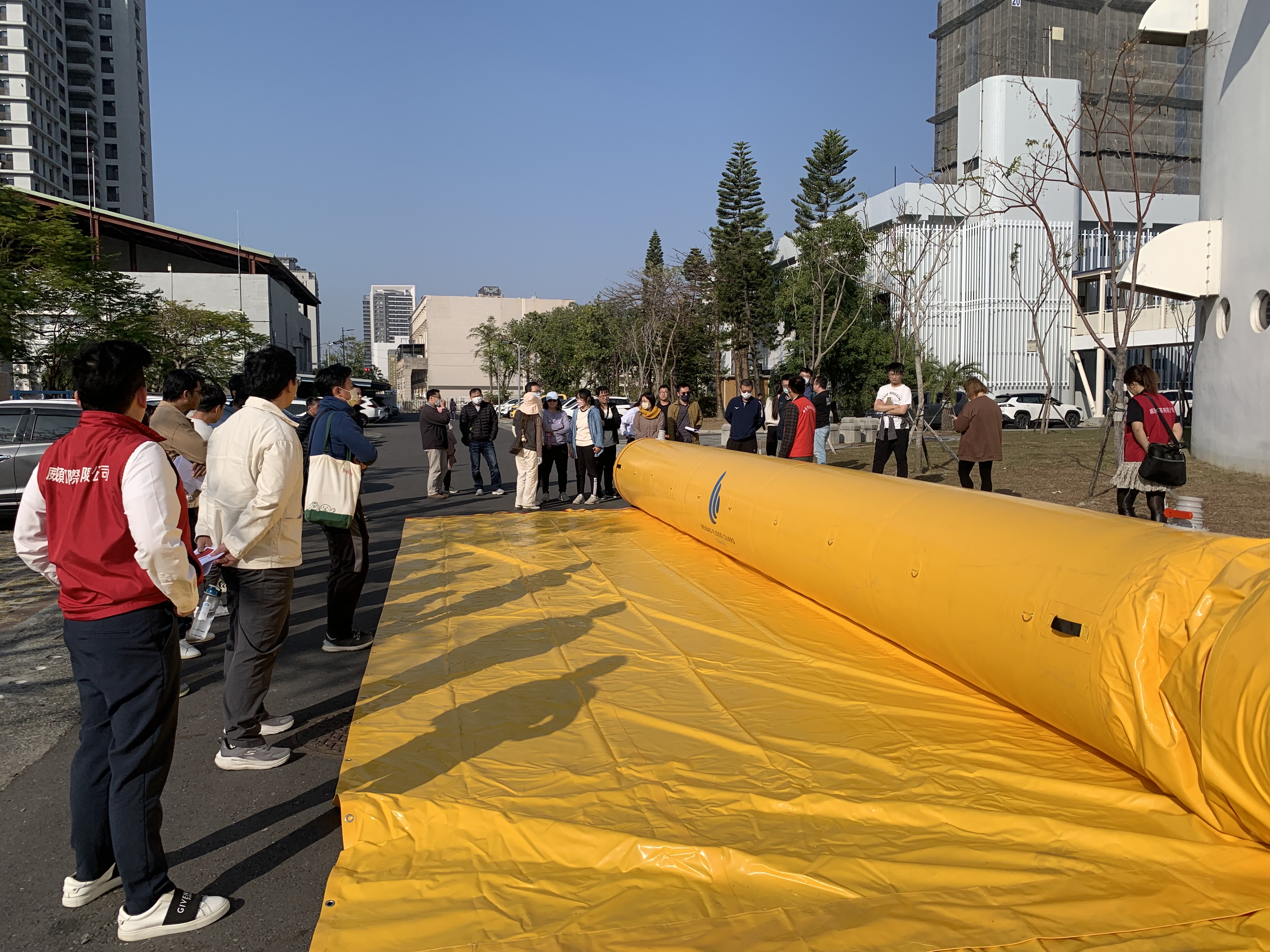 台南新發明！充氣防洪堤登場，強化社區防災能力，黃偉哲盼提升災害應變。