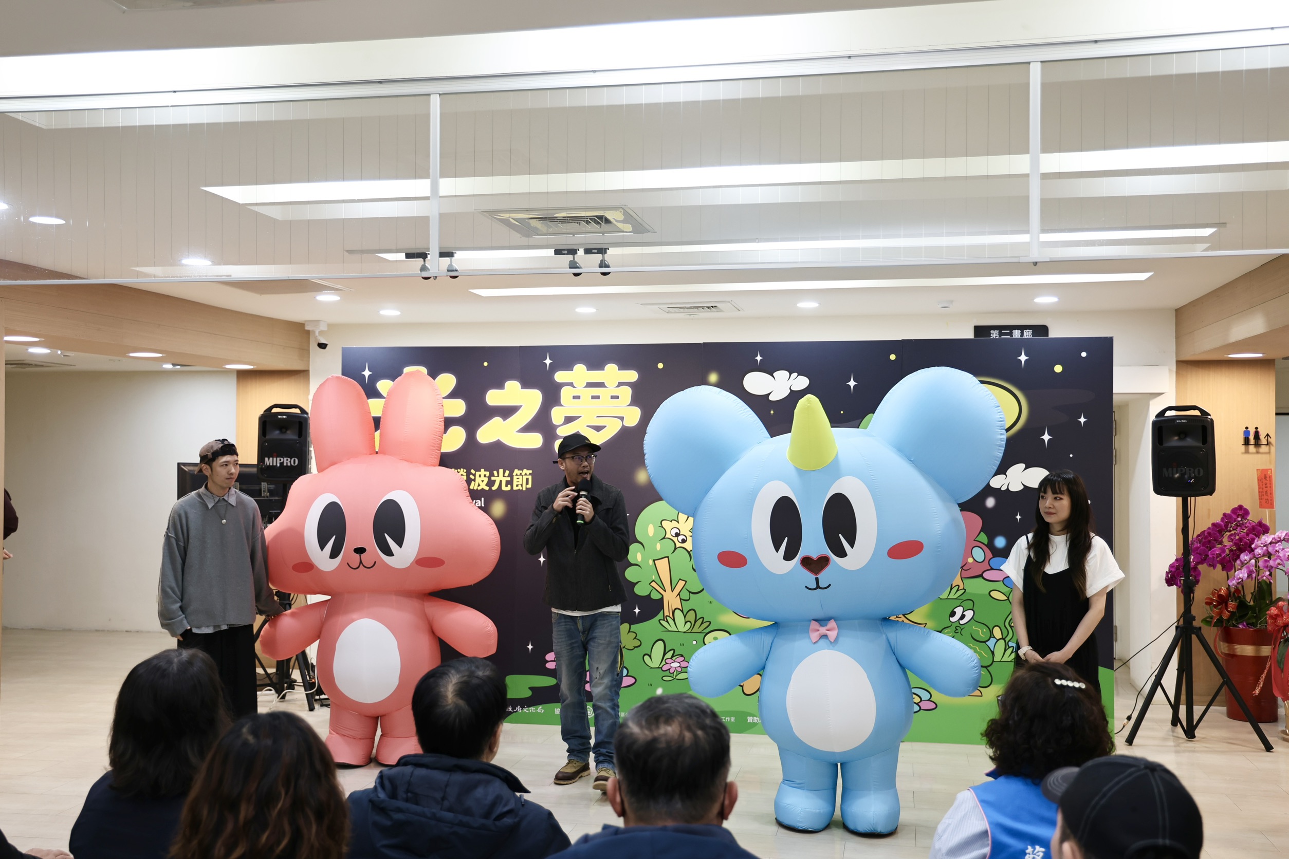 用光影藝術點亮新營天鵝湖 黃偉哲邀親子同遊「2026新營波光節」