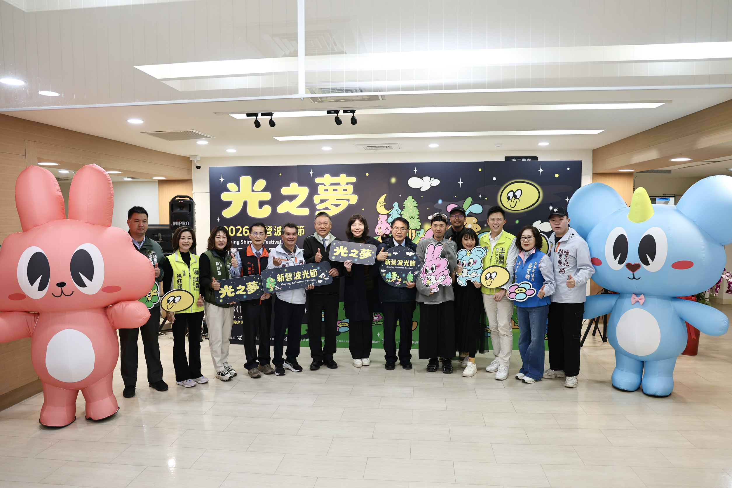 用光影藝術點亮新營天鵝湖 黃偉哲邀親子同遊「2026新營波光節」