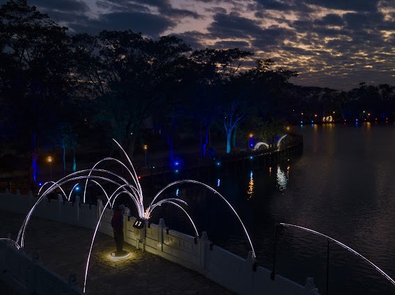 用光影藝術點亮新營天鵝湖 黃偉哲邀親子同遊「2026新營波光節」