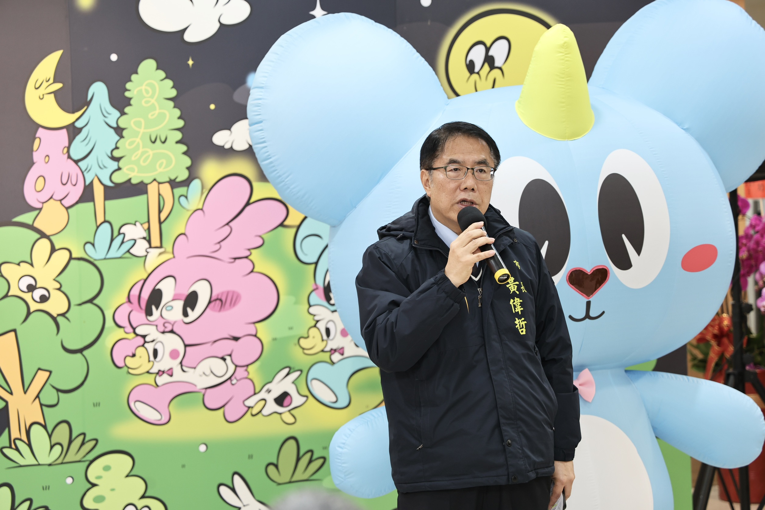 用光影藝術點亮新營天鵝湖 黃偉哲邀親子同遊「2026新營波光節」