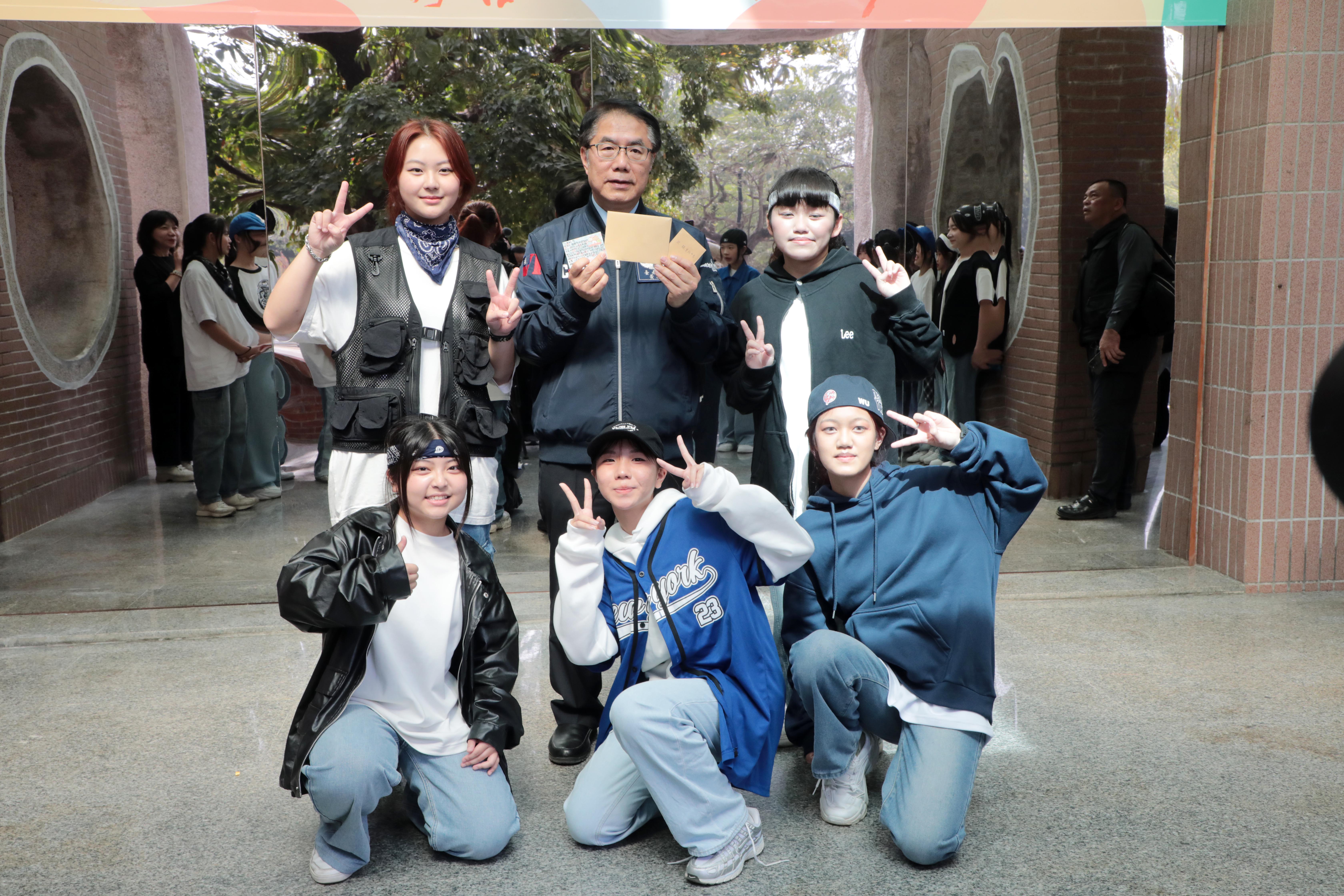 歸仁文化中心戶外練舞空間啟用　黃偉哲邀舞蹈愛好者交流展現自我