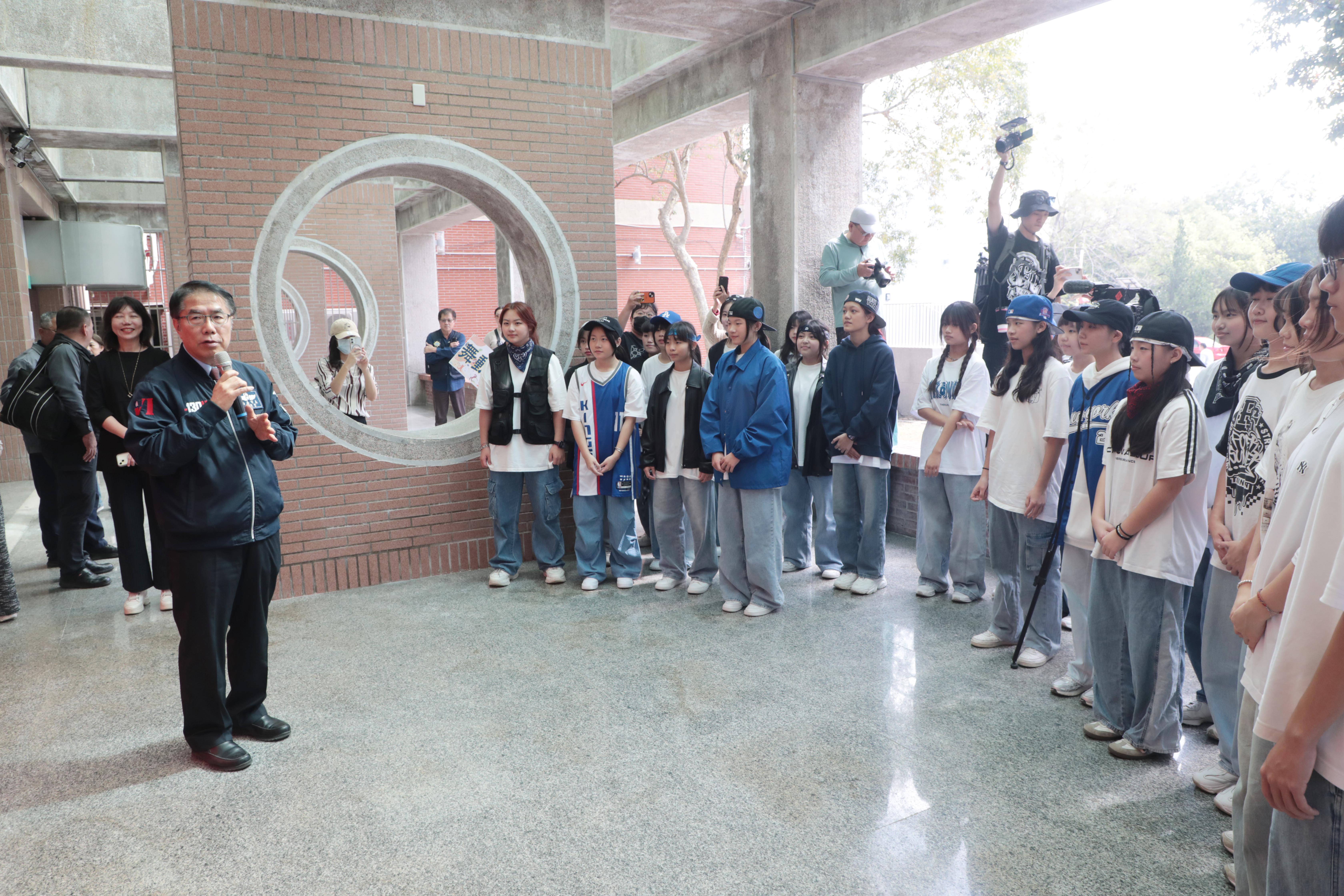 歸仁文化中心戶外練舞空間啟用　黃偉哲邀舞蹈愛好者交流展現自我