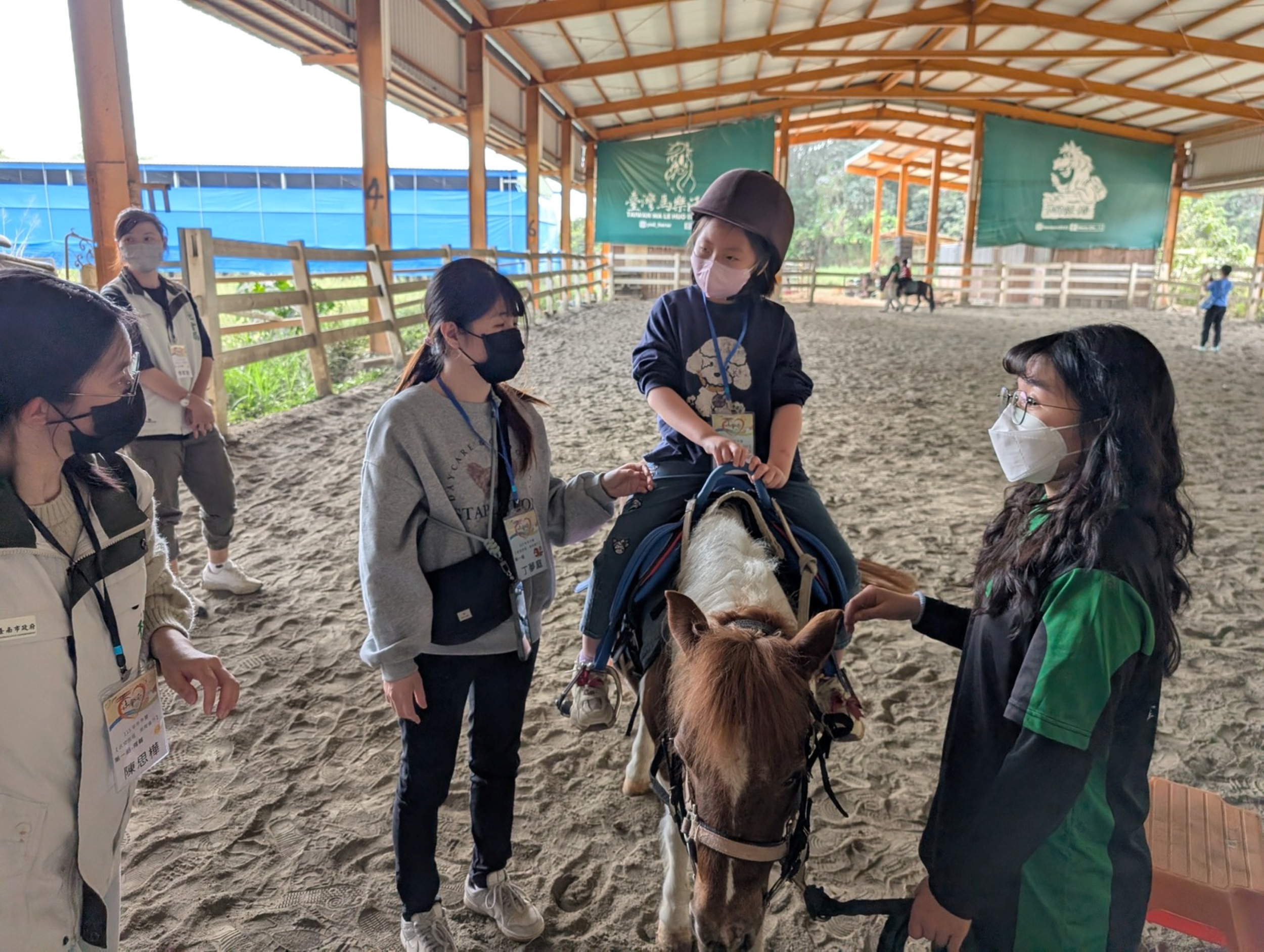 黃偉哲推動身心障礙學童冬令營  學童騎馬體驗感官潛能、親子共成長