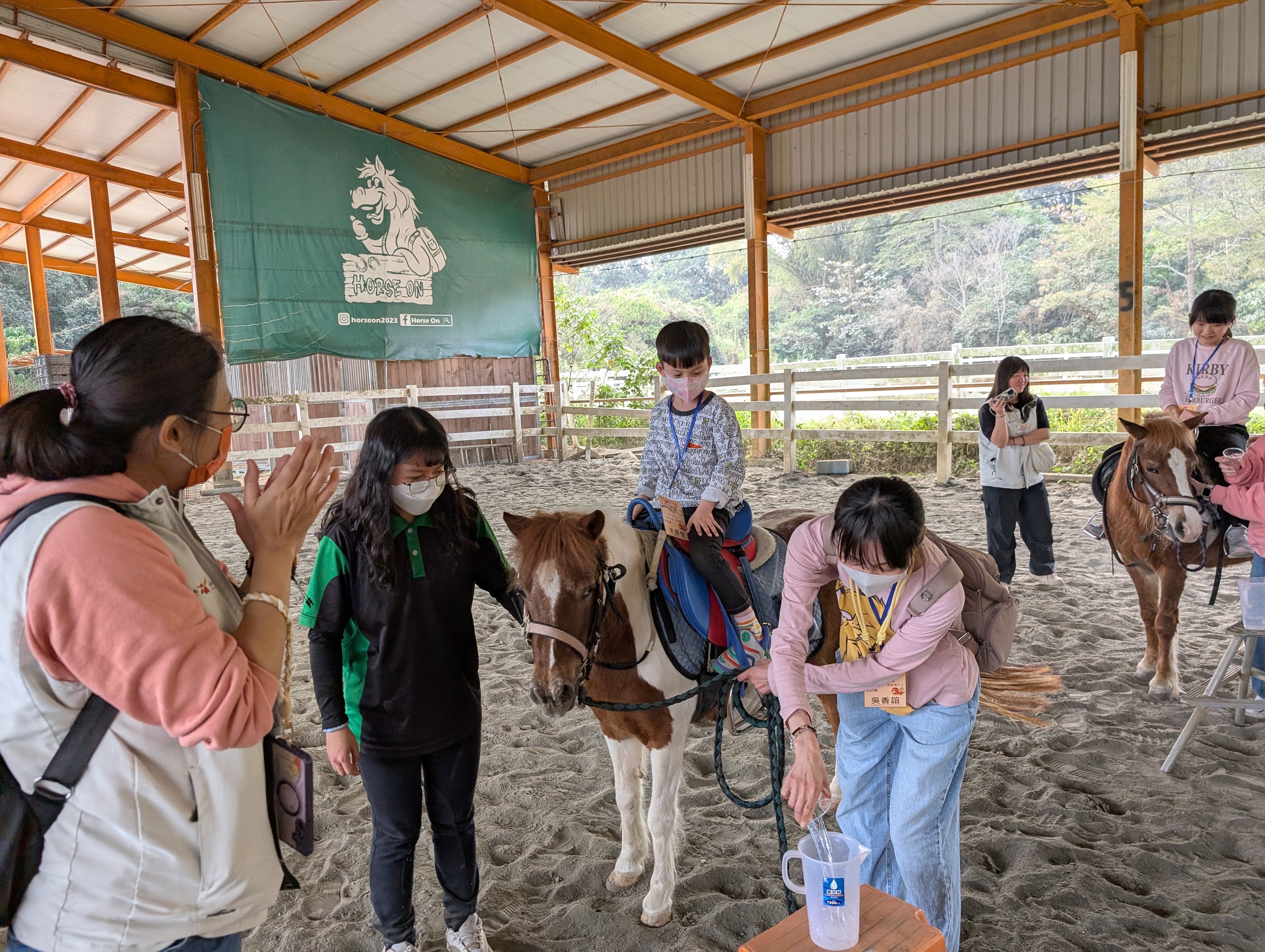 黃偉哲推動身心障礙學童冬令營  學童騎馬體驗感官潛能、親子共成長