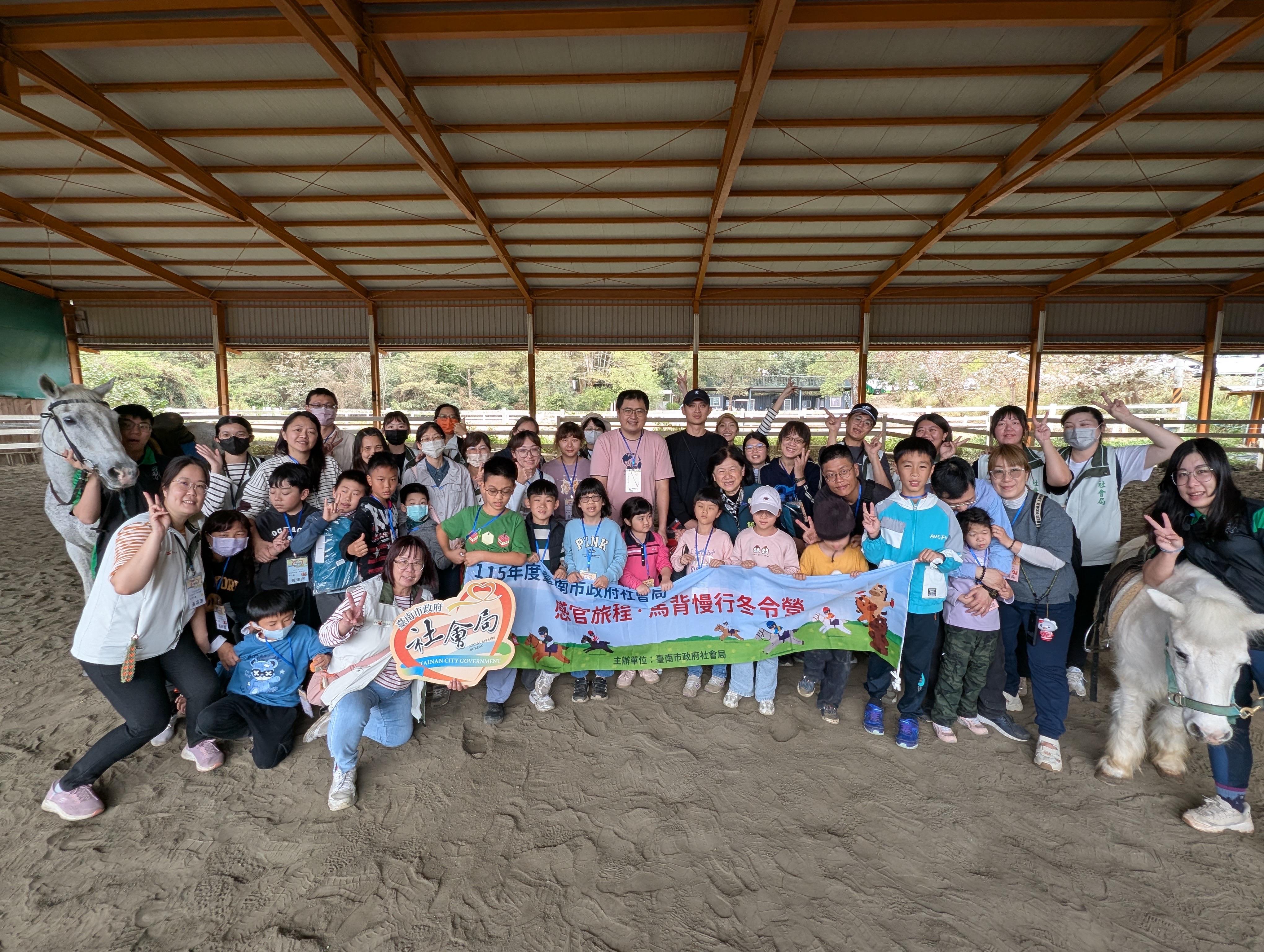 台南冬令營破冰！黃偉哲帶領身心障礙學童騎馬，感官探索、親子同樂
