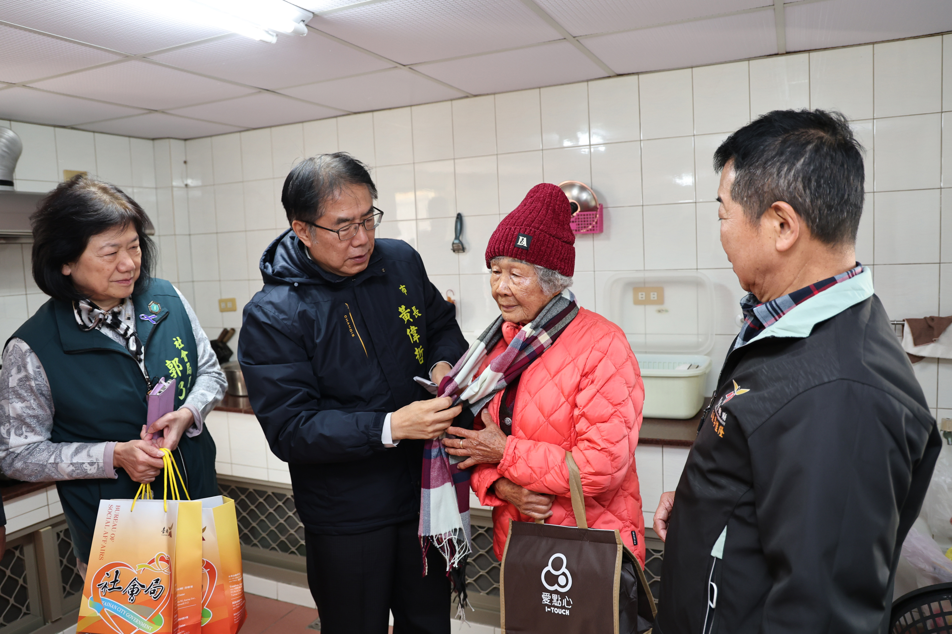 台南市長黃偉哲春節前探訪七股獨居長者，寒流送暖關懷！