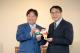 黃偉哲市長與鈴木正人會長交換紀念娃娃