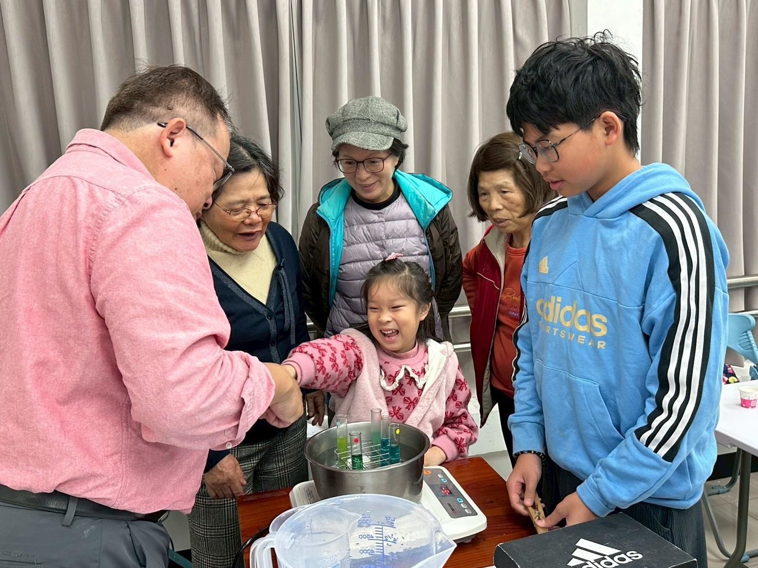 青銀共學實驗課首場獲好評　樂齡示範中心新教室啟用學健康