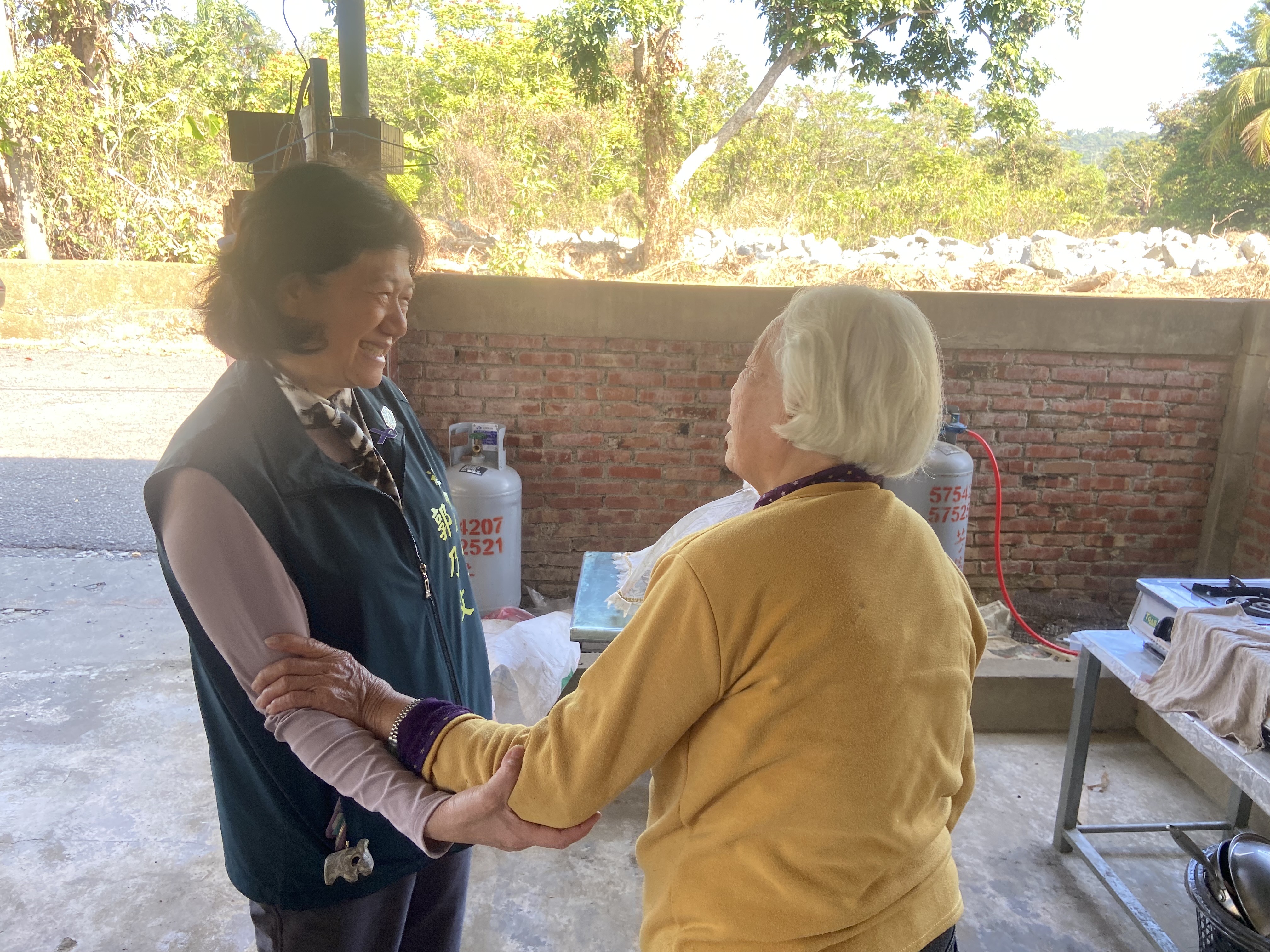 黃偉哲持續關懷楠西地震安置戶 歲末慰訪點亮安居希望