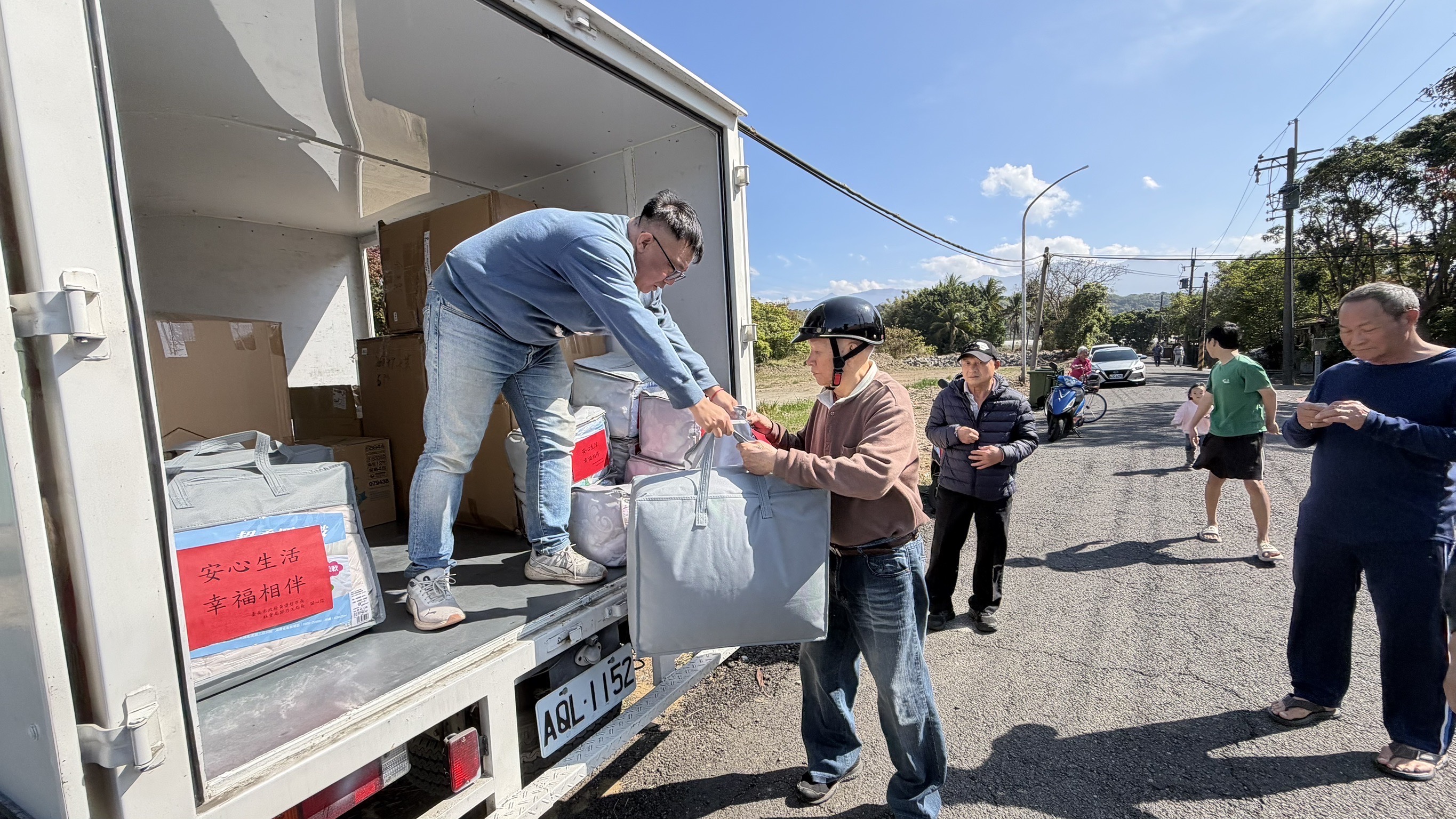 黃偉哲持續關懷楠西地震安置戶 歲末慰訪點亮安居希望