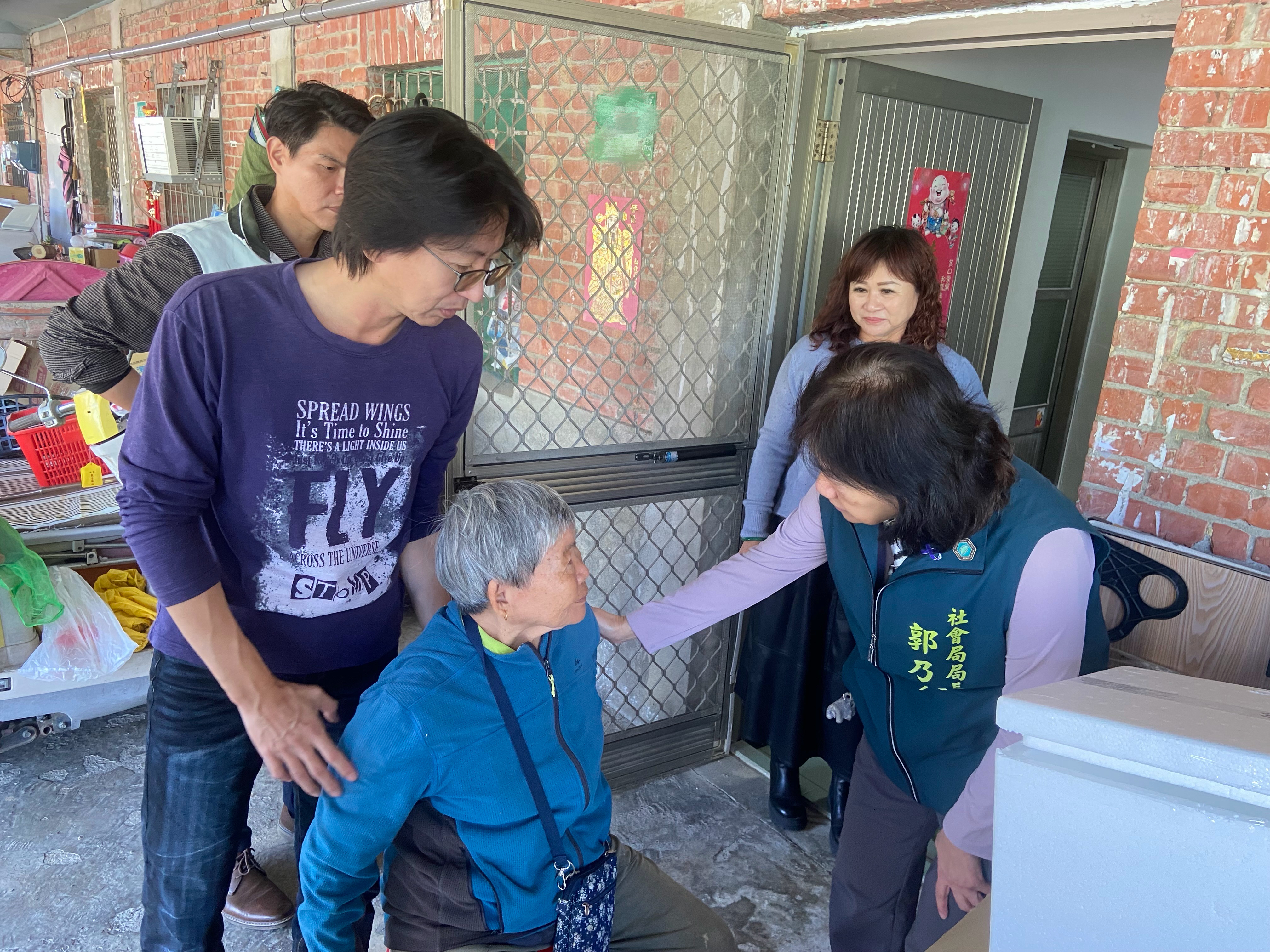 黃偉哲持續關懷楠西地震安置戶 歲末慰訪點亮安居希望