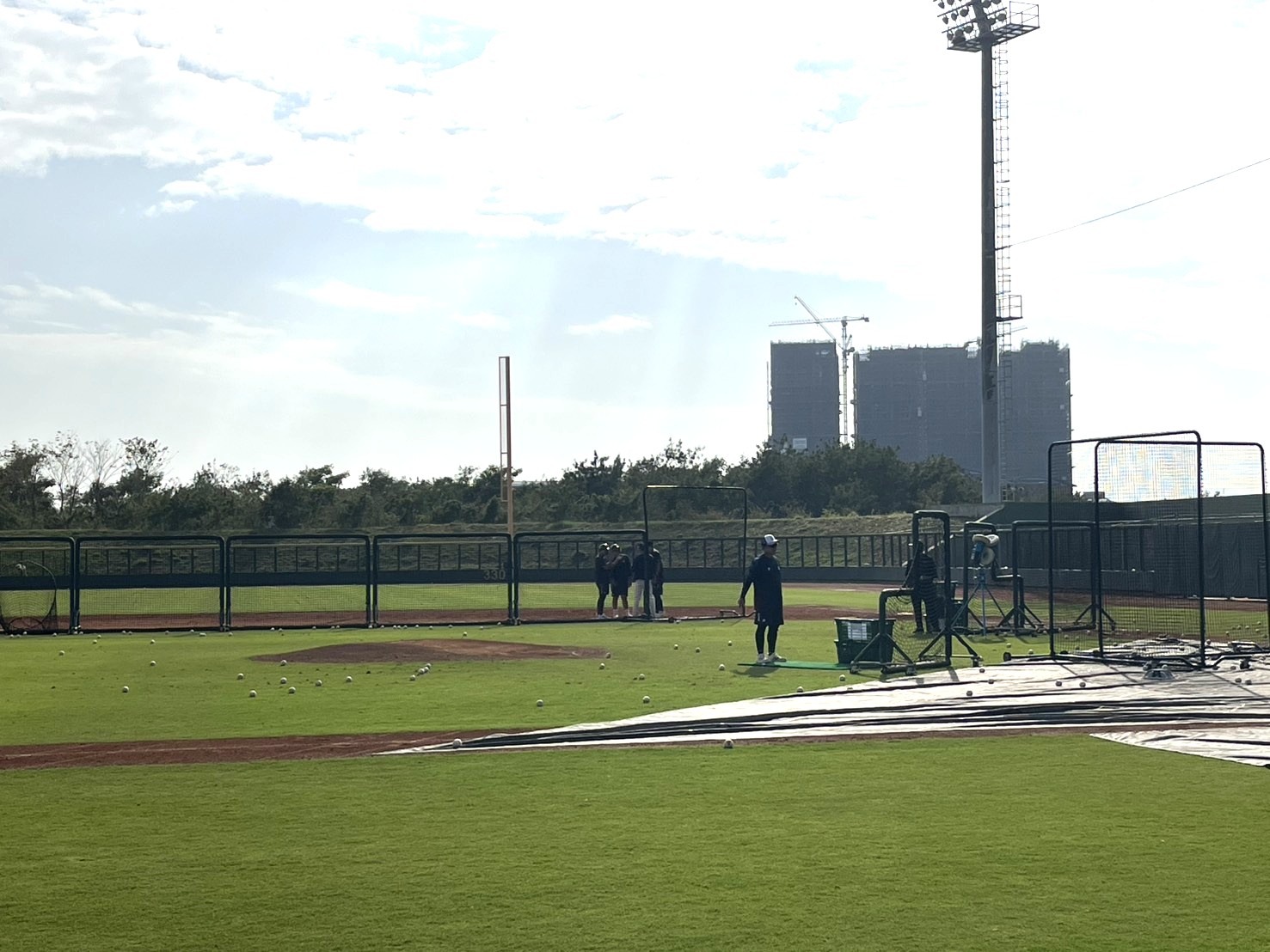 開練！韓國樂天巨人隊進駐亞太國際棒球訓練中心春訓 吸引球迷駐點守候