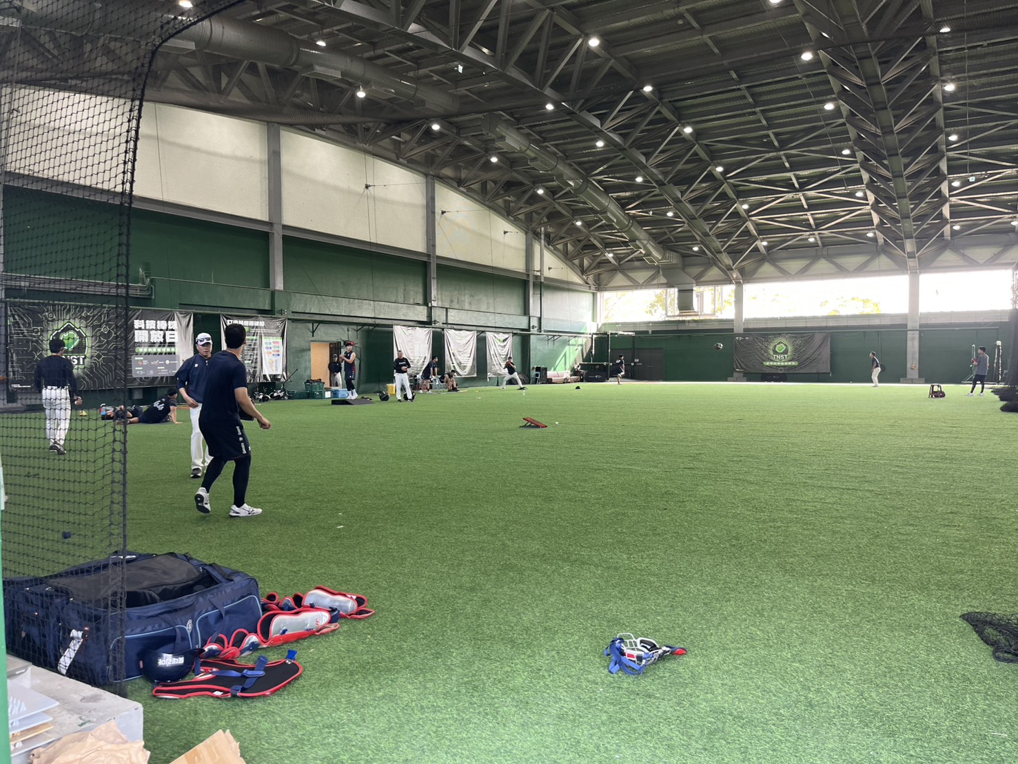 開練!韓國樂天巨人隊進駐亞太國際棒球訓練中心春訓 吸引球迷駐點守候