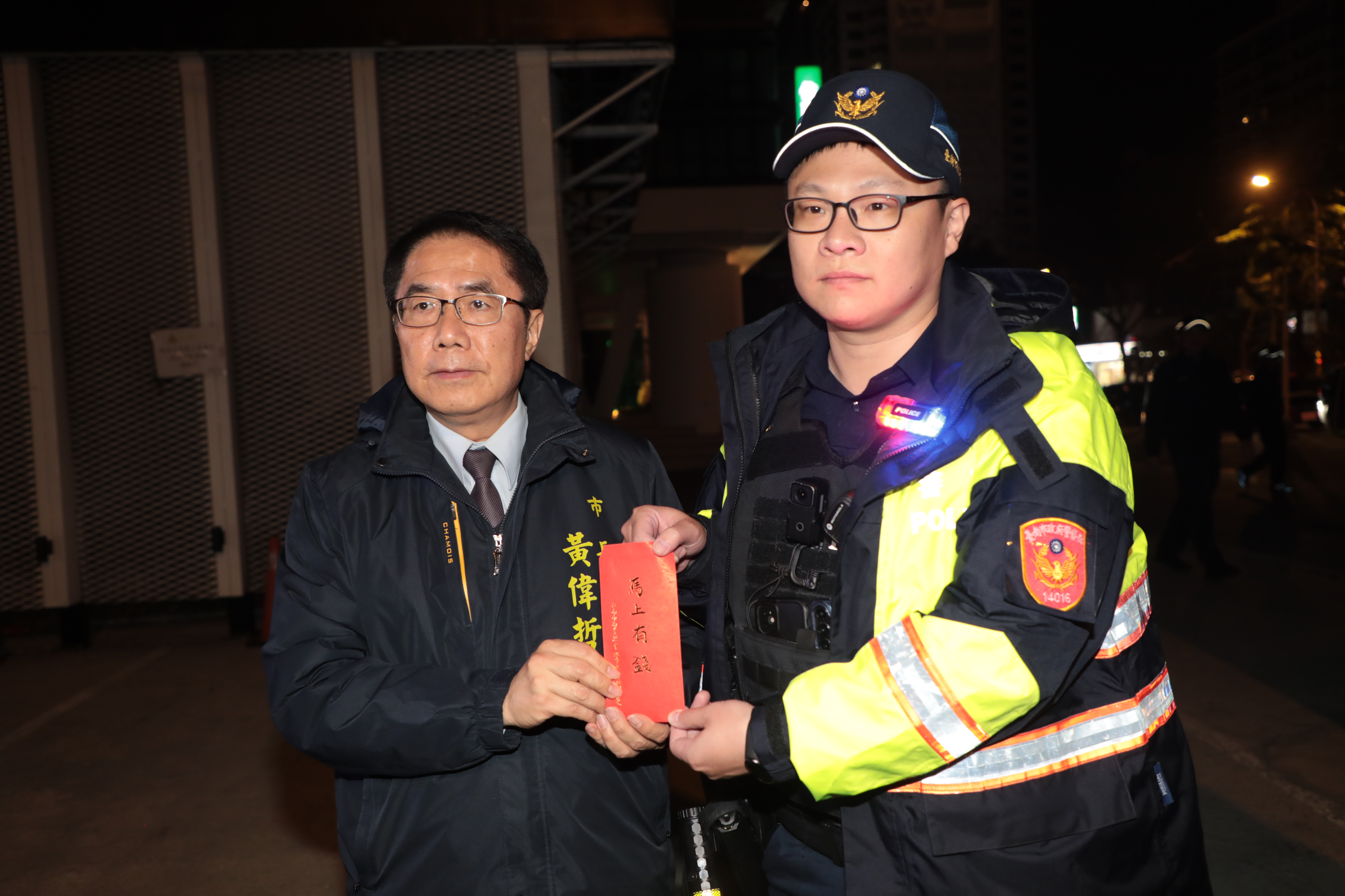 深夜視察擴大臨檢 黃偉哲感謝警民攜手構築治安防線，讓市民安心過年