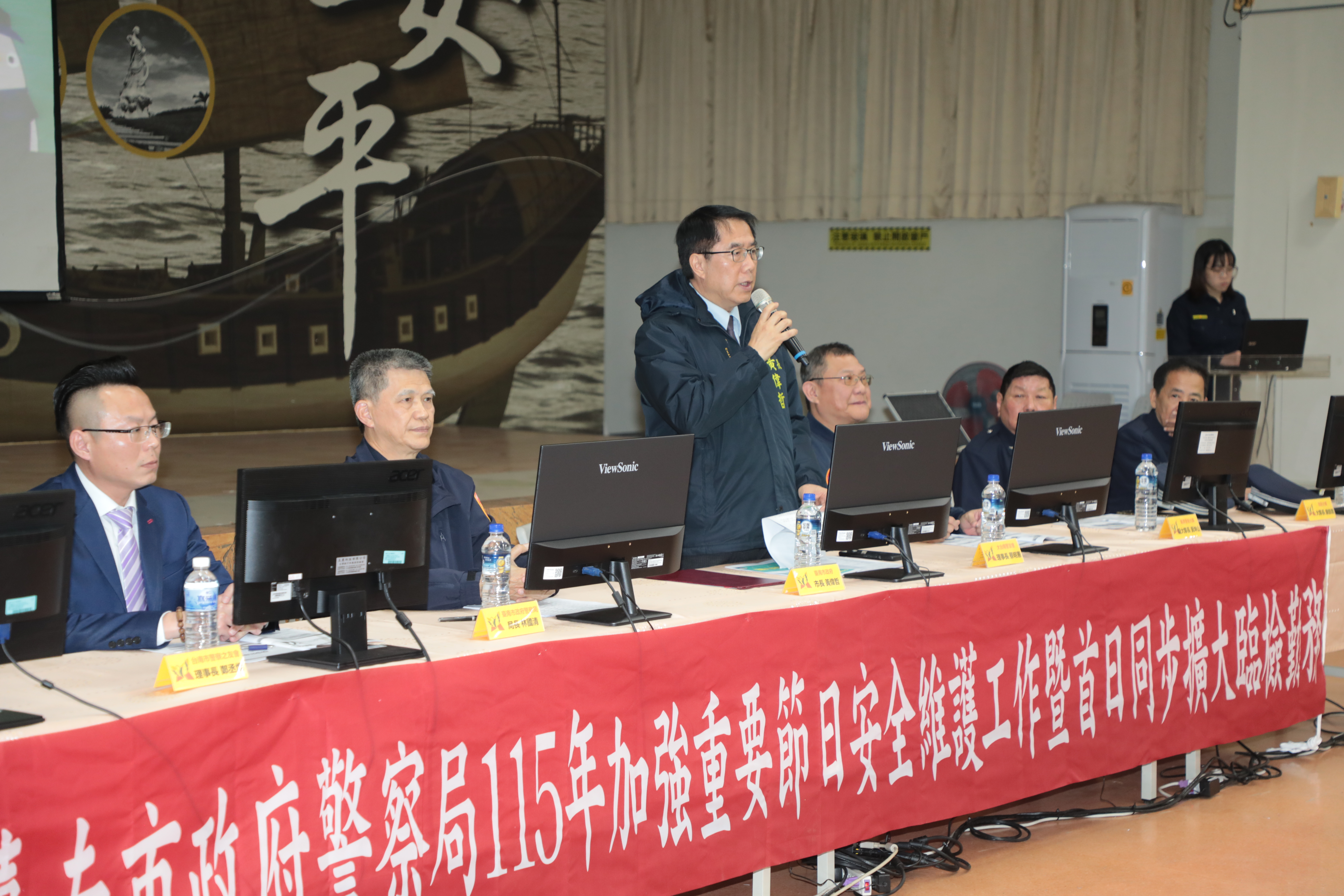 深夜視察擴大臨檢 黃偉哲感謝警民攜手構築治安防線，讓市民安心過年