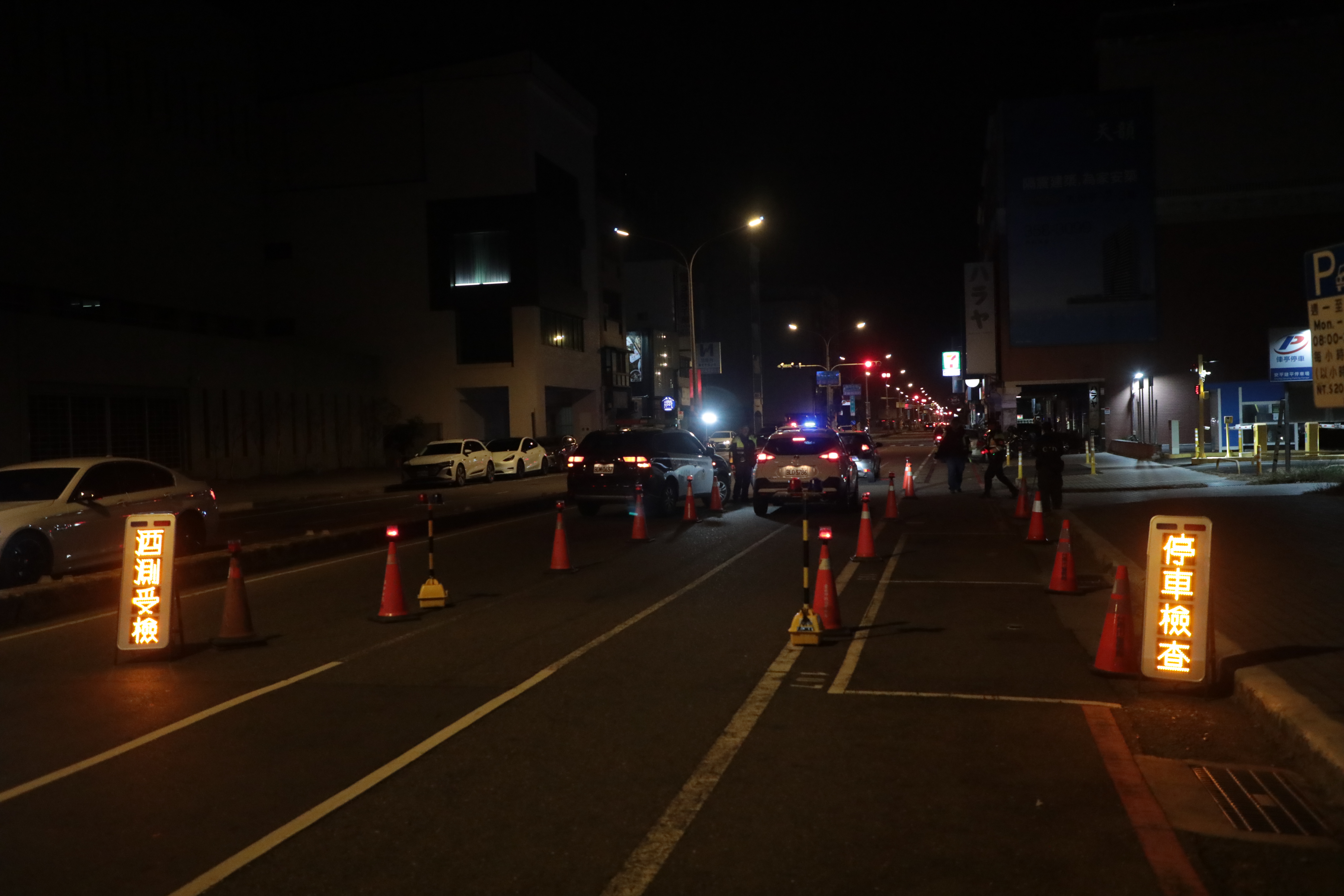 深夜視察擴大臨檢 黃偉哲感謝警民攜手構築治安防線，讓市民安心過年