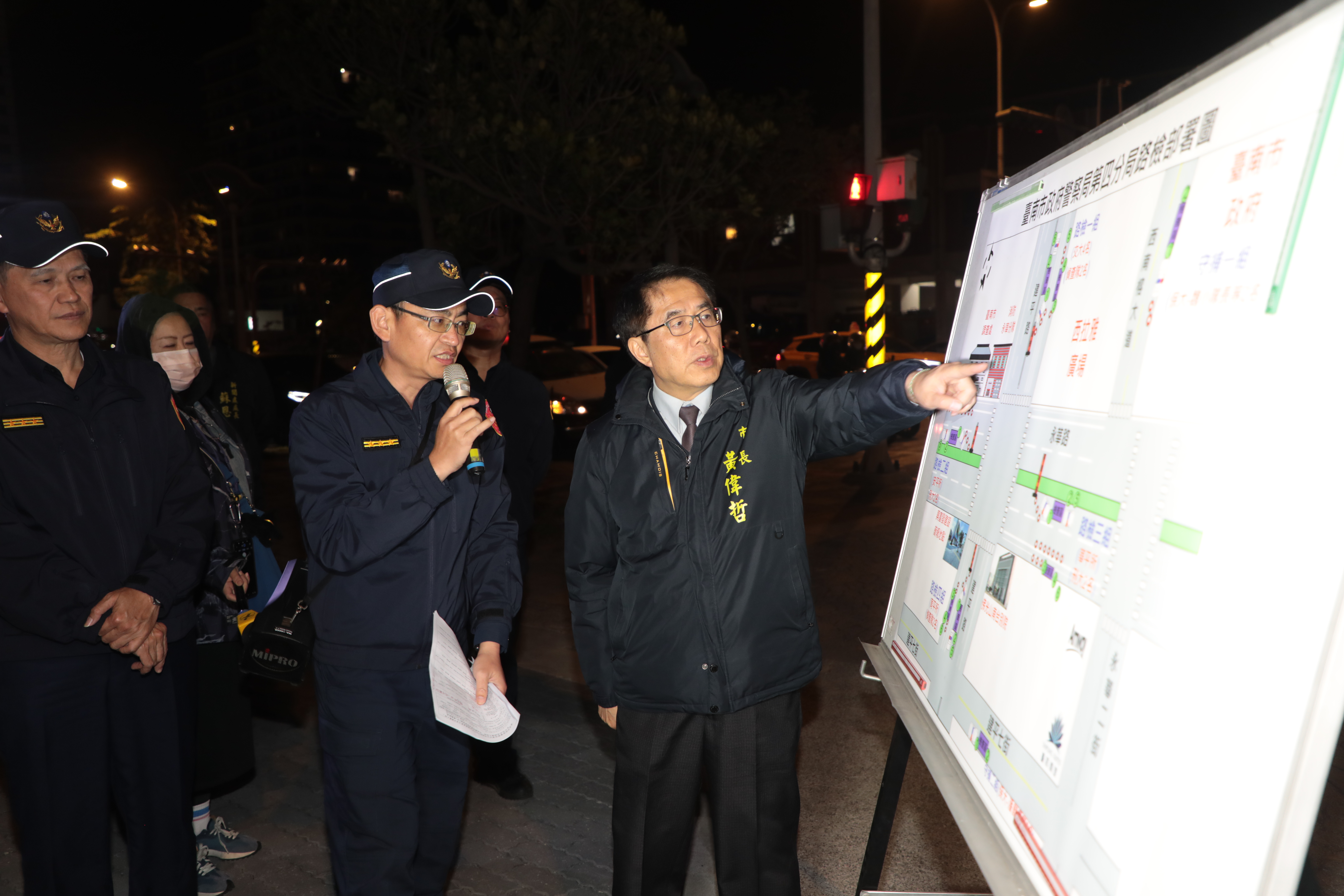 深夜視察擴大臨檢 黃偉哲感謝警民攜手構築治安防線，讓市民安心過年