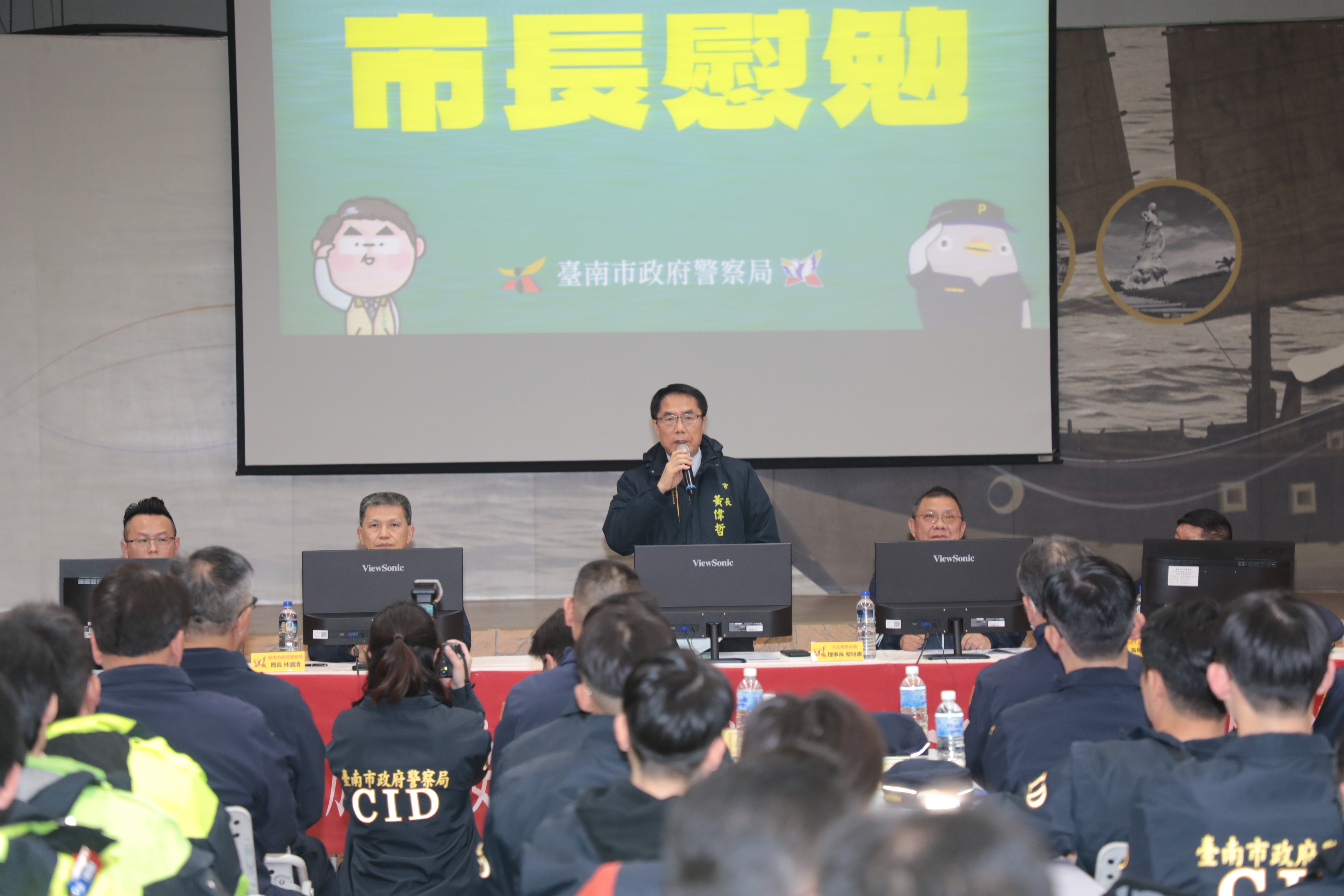 深夜視察擴大臨檢 黃偉哲感謝警民攜手構築治安防線，讓市民安心過年