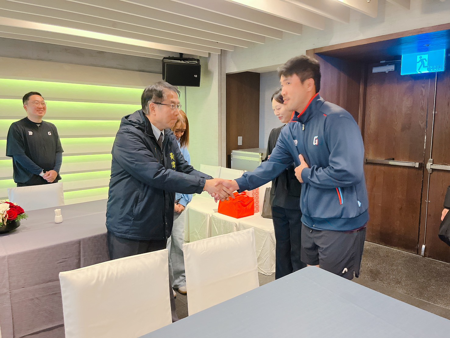 深化國際棒球交流　黃偉哲市長探訪樂天巨人隊並致贈春節紅包