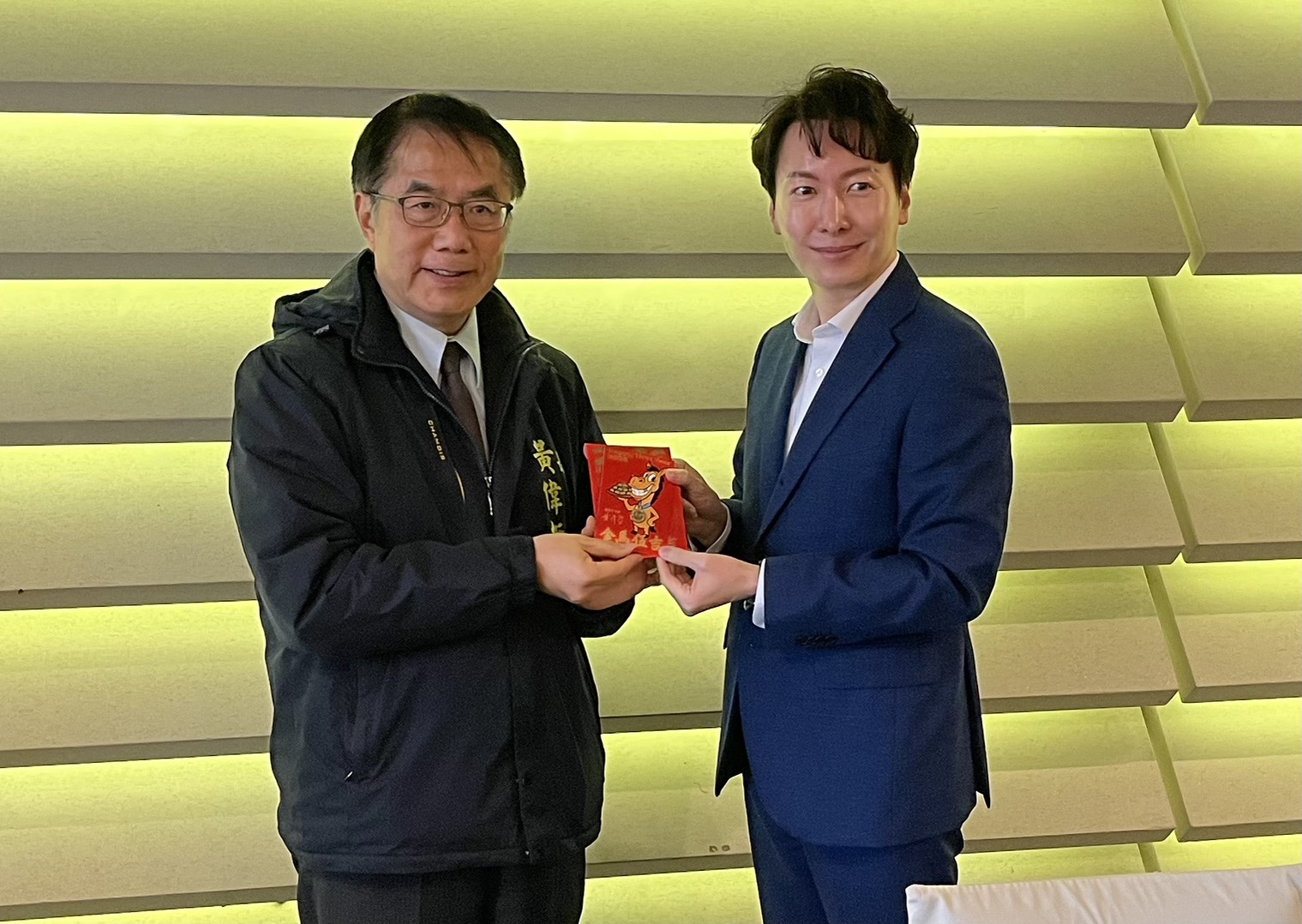 台南市長黃偉哲拜訪樂天巨人隊，贈紅包深化棒球交流